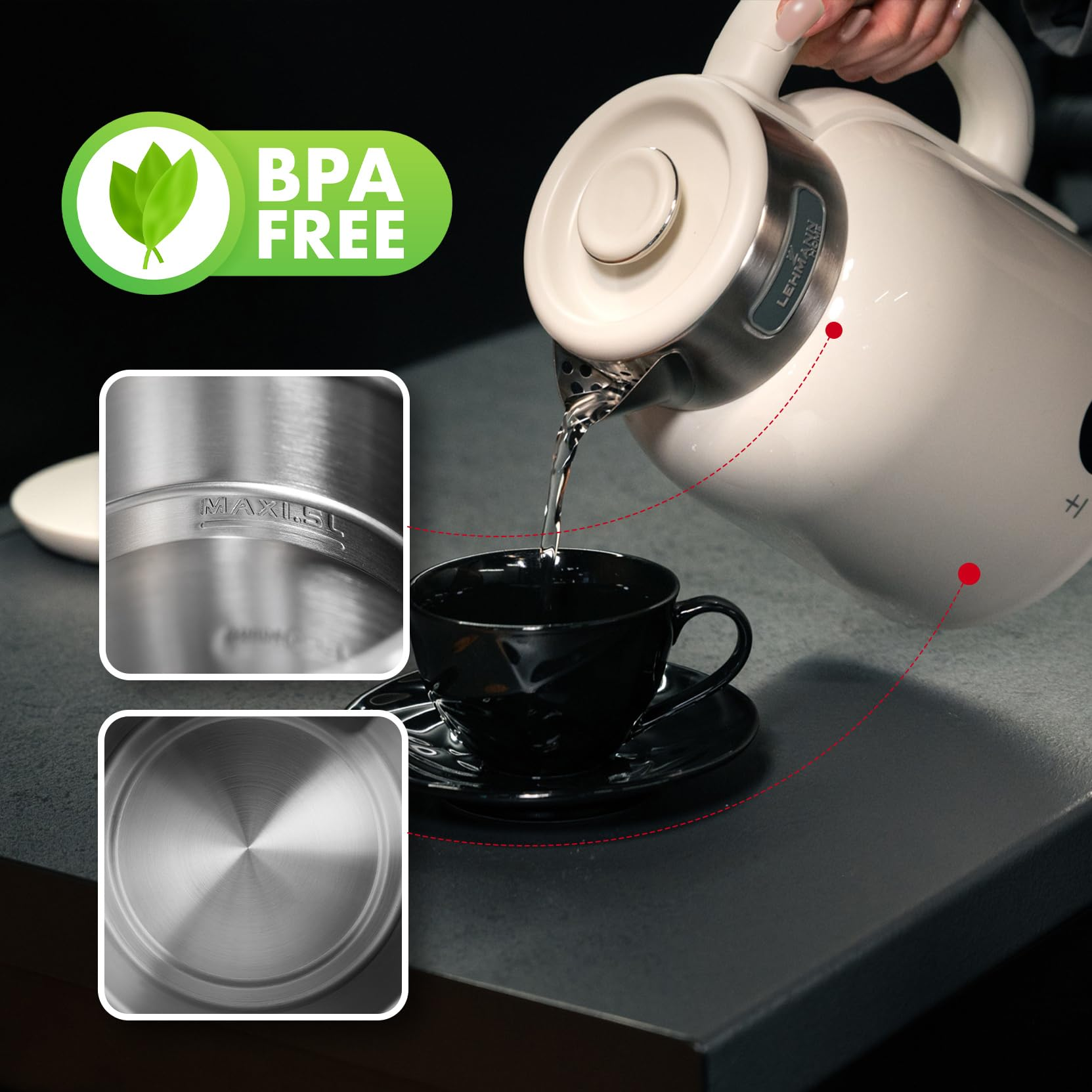 Un bollitore bianco versa acqua in una tazza nera, con due primi piani interni e un logo senza BPA.