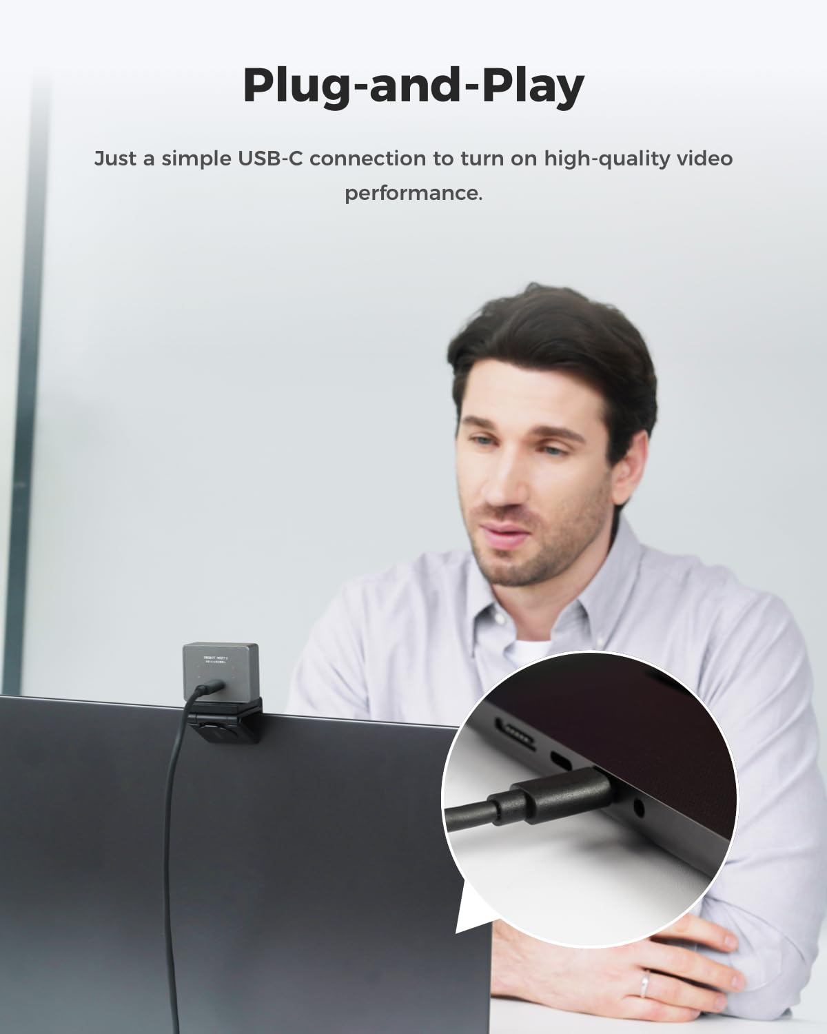 Un uomo davanti a un laptop con una piccola webcam montata sopra. Un riquadro mostra la connessione USB-C.