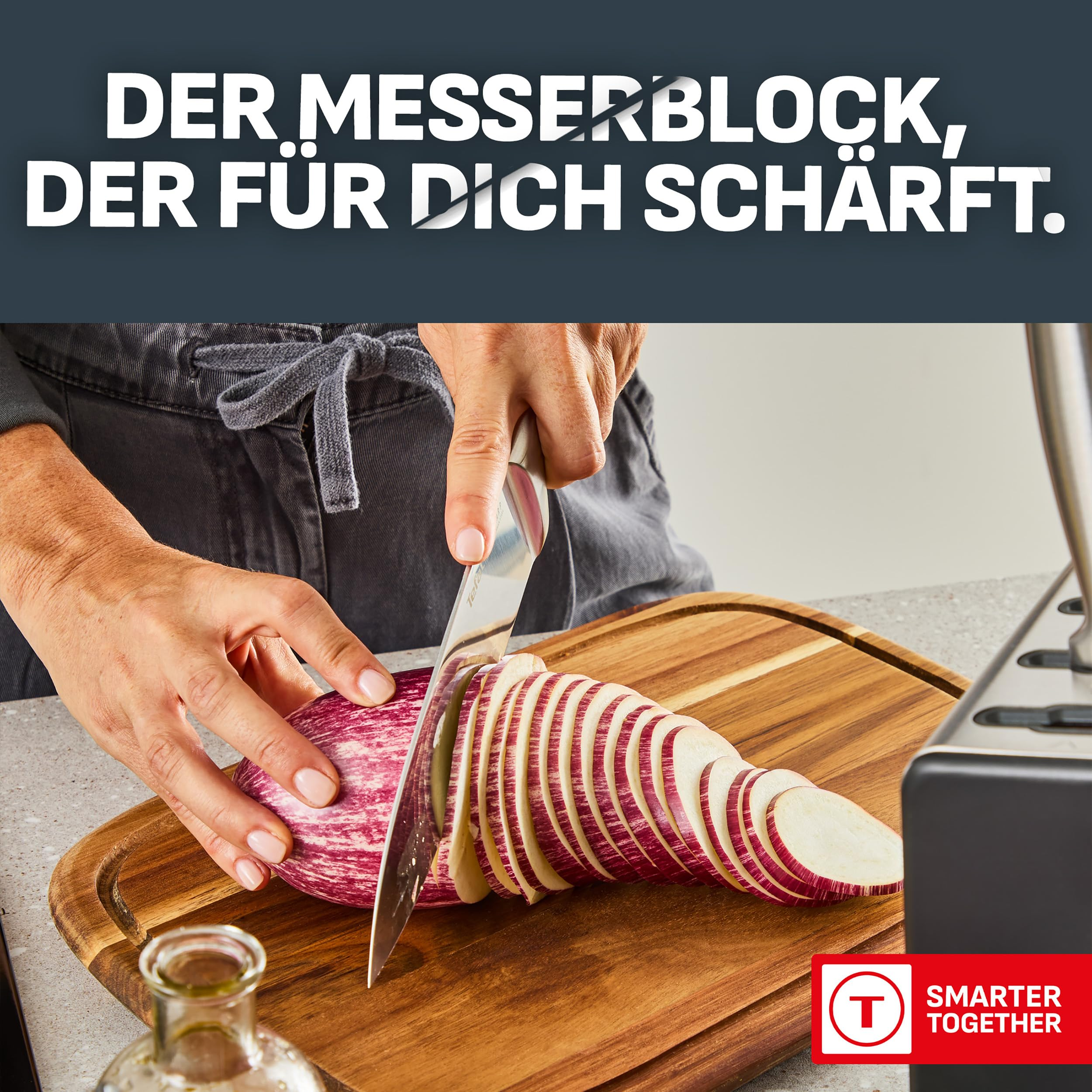 Eine Person schneidet eine gestreifte Aubergine auf einem Holzbrett mit einem scharfen Messer.