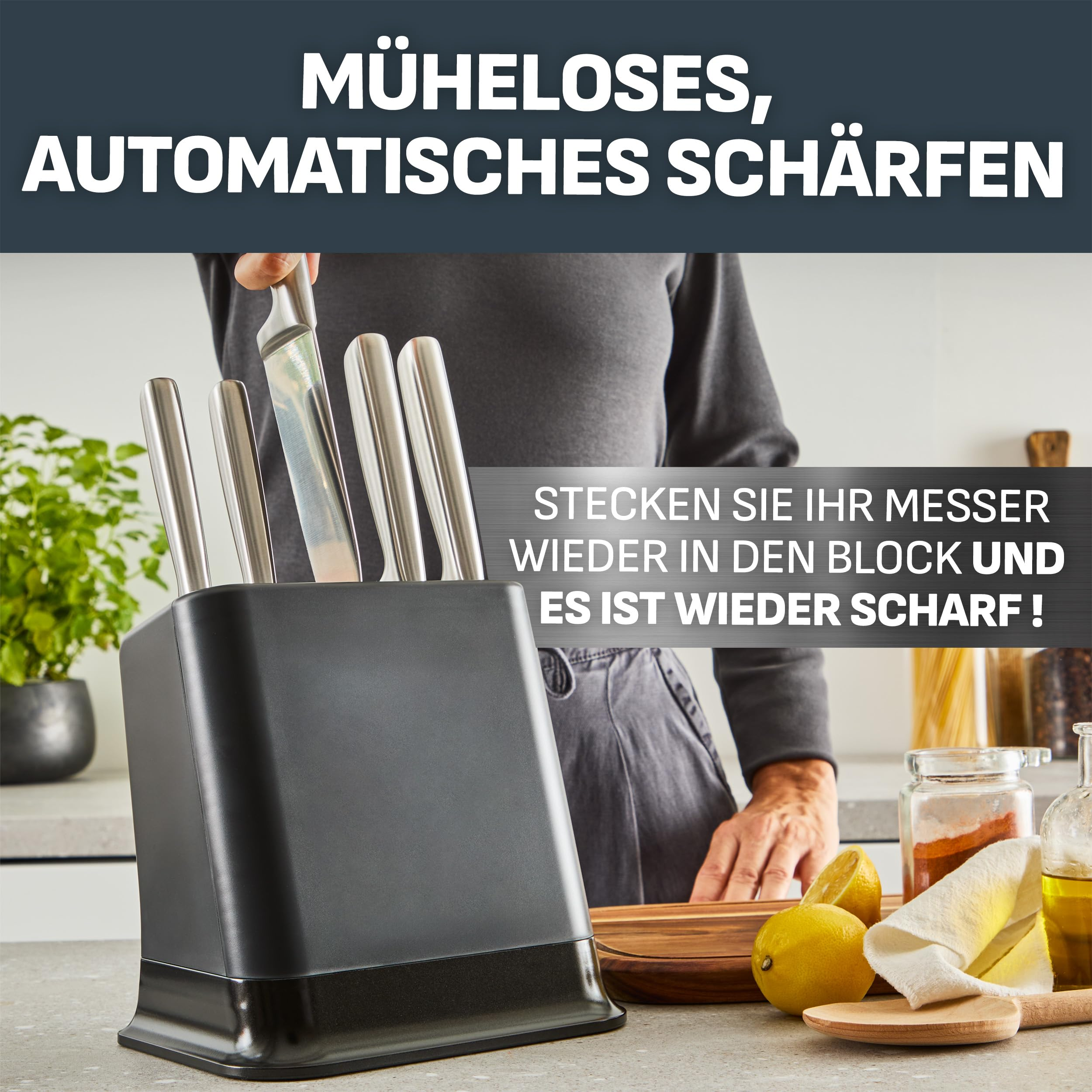 Eine Person zieht ein silbernes Messer aus einem schwarzen Messerblock, mit Zitronen im Vordergrund.