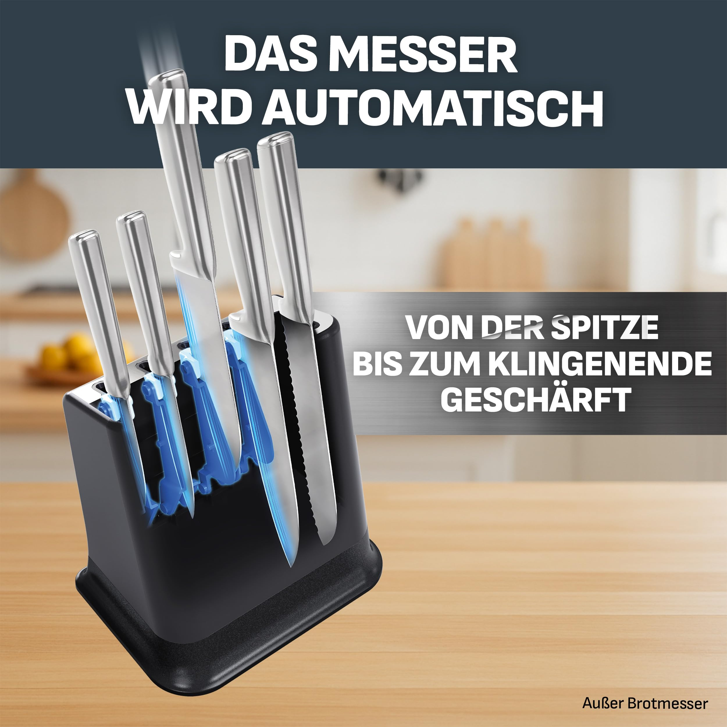 Ein schwarzer Messerblock mit silbernen Messern und blauen Details auf einem Holztisch, Text auf dem Bild.