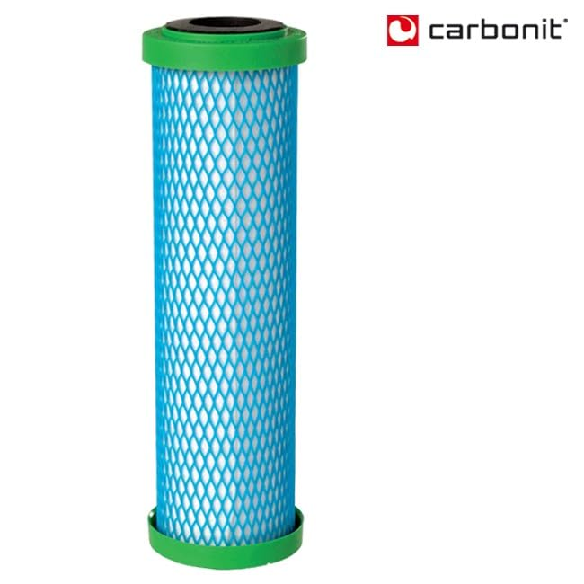 Un filtro dell'acqua cilindrico con rete blu e tappi verdi su sfondo bianco, con il logo Carbonit.