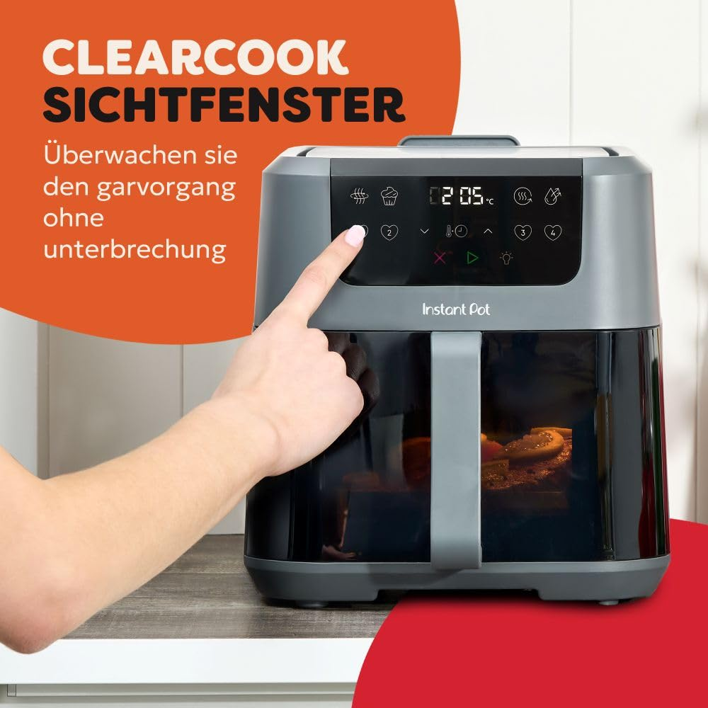 Mano che aziona il display digitale di una friggitrice ad aria grigia Instant Pot.