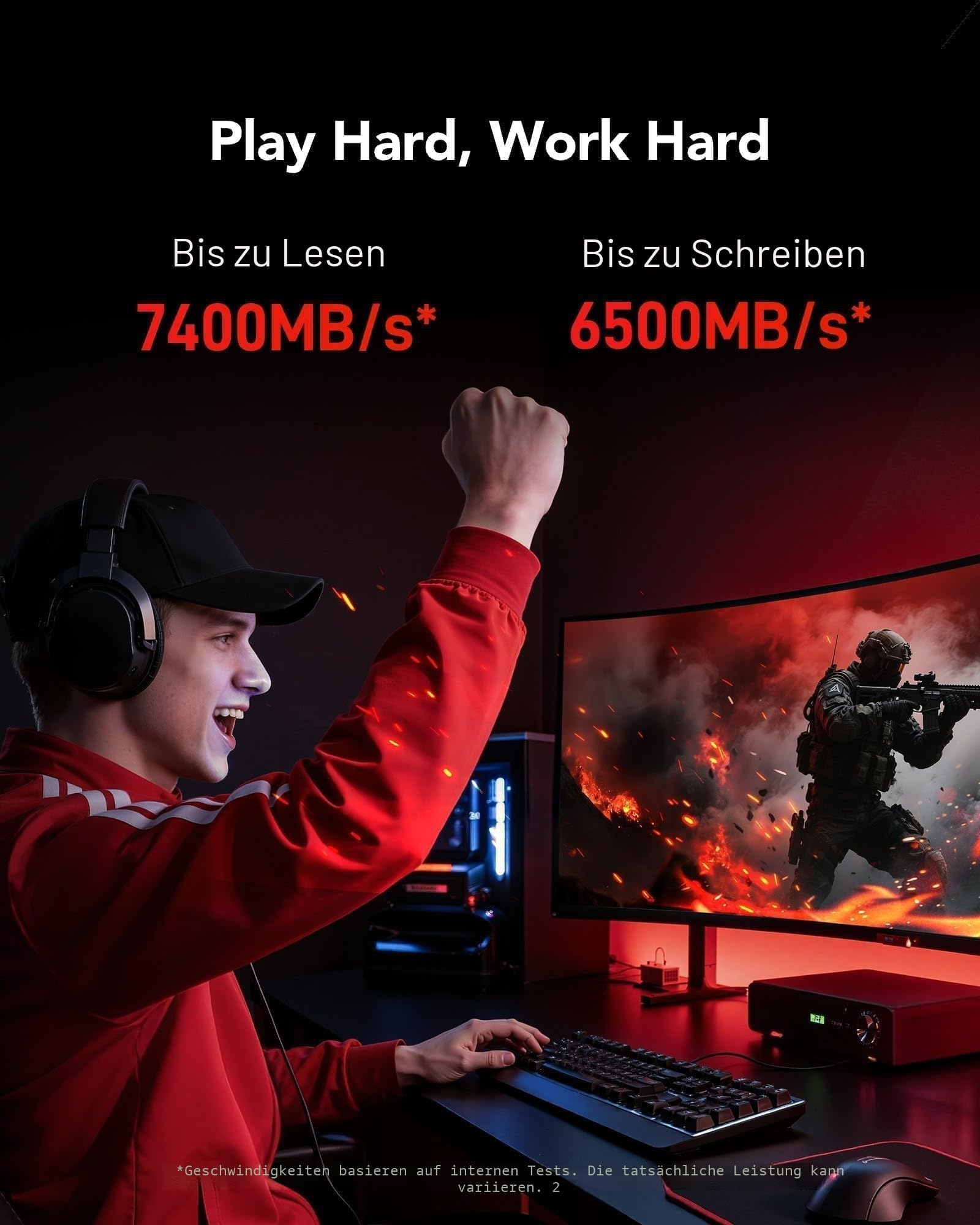 Un giocatore esulta davanti a uno schermo PC illuminato che mostra una scena di gioco e dati sulla velocità.