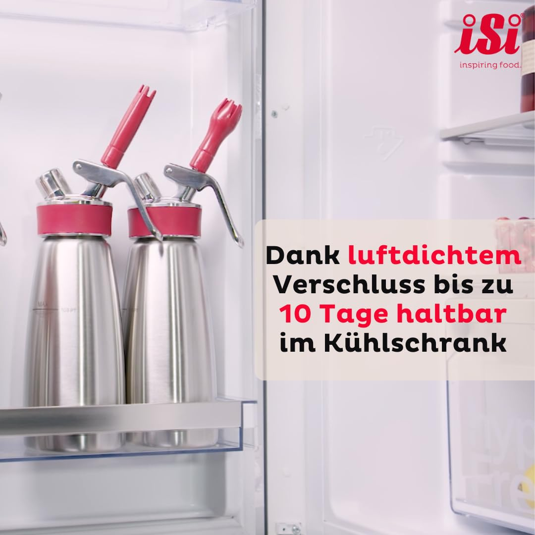Deux siphons à chantilly en acier inoxydable avec des accents rouges dans un frigo.