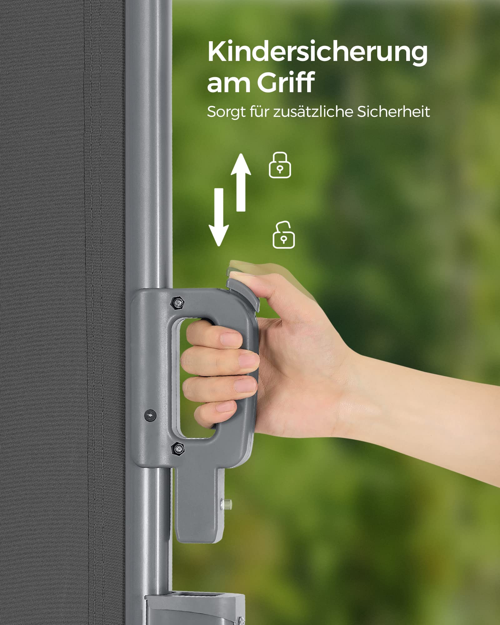 Hand greift grauen Griff einer grauen Markise, mit Schloss-Symbol und Pfeilen für Kindersicherung.