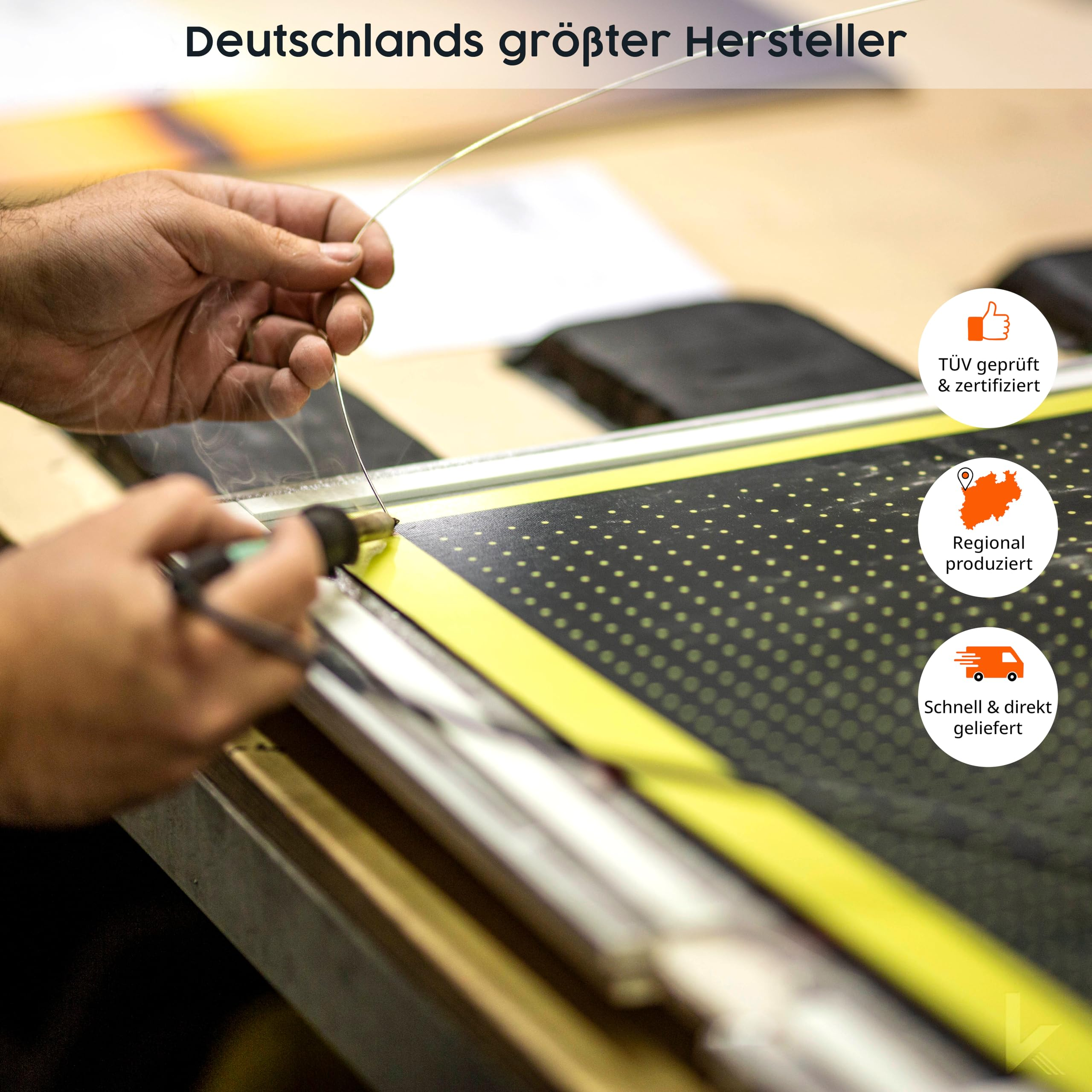 Person arbeitet an einem Solarmodul mit Lötwerkzeug.