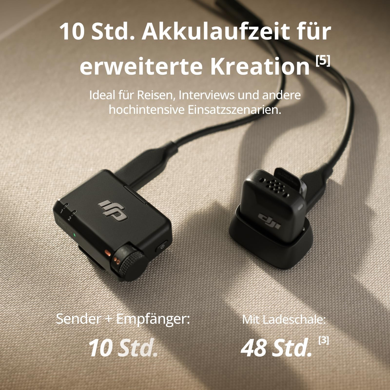 Émetteur et récepteur de microphone DJI avec câble de charge sur fond neutre.