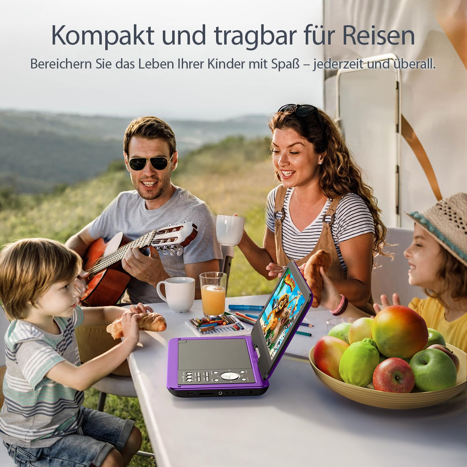 Eine vierköpfige Familie sitzt draußen an einem Tisch und genießt das Frühstück.