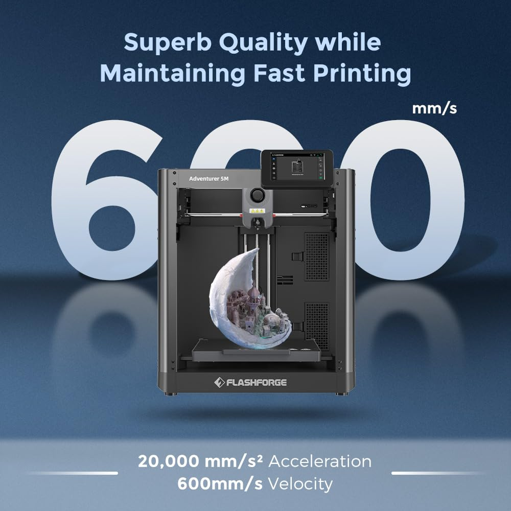 Une imprimante 3D imprime une sculpture en croissant devant le texte '600 mm/s'.