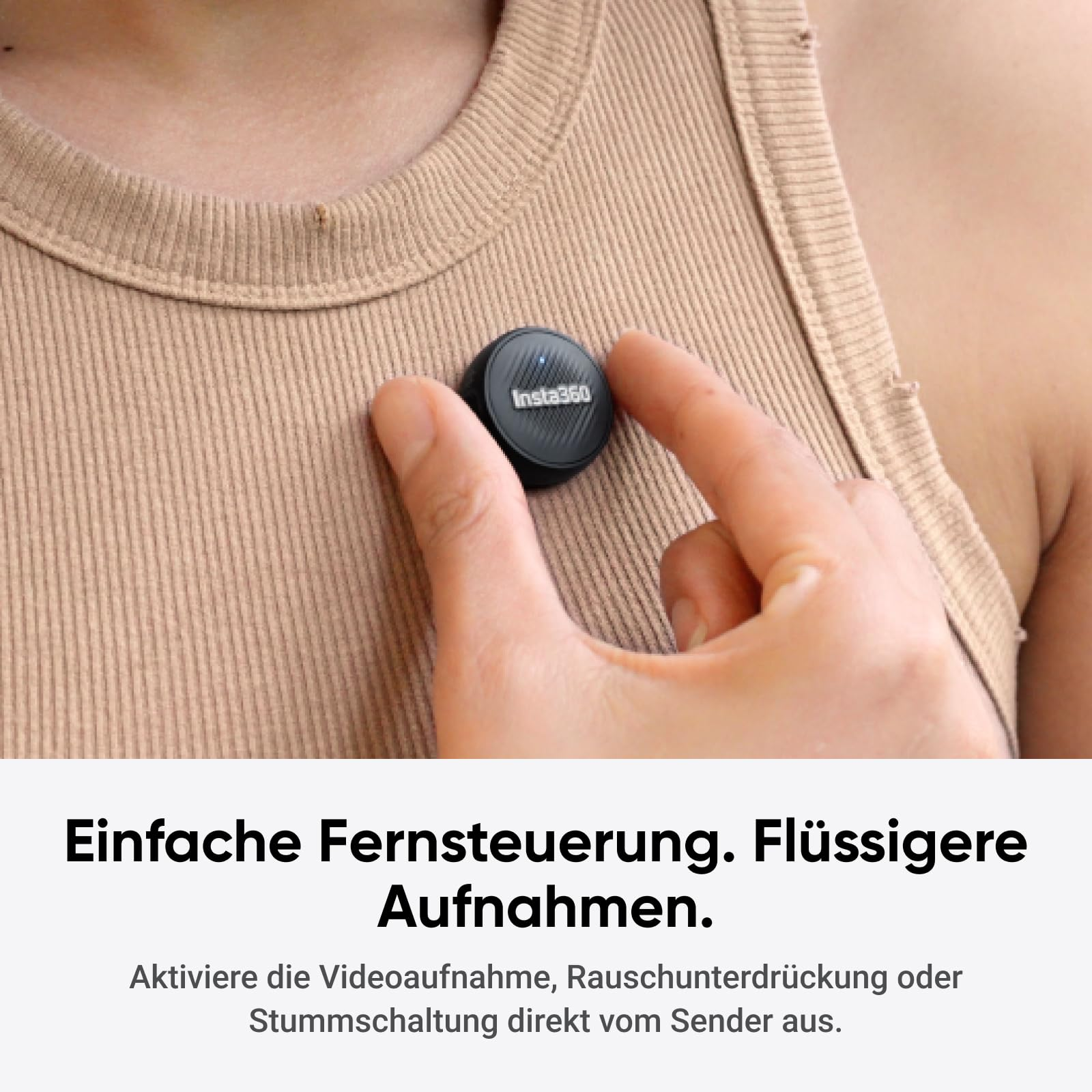 Eine Person befestigt eine kleine schwarze Insta360-Fernbedienung an ihrem beigen Rippshirt.
