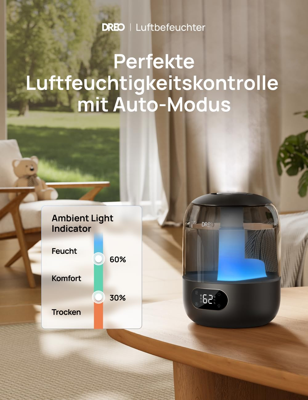 Un umidificatore nero con luce blu si trova su un tavolo di legno in un soggiorno luminoso.