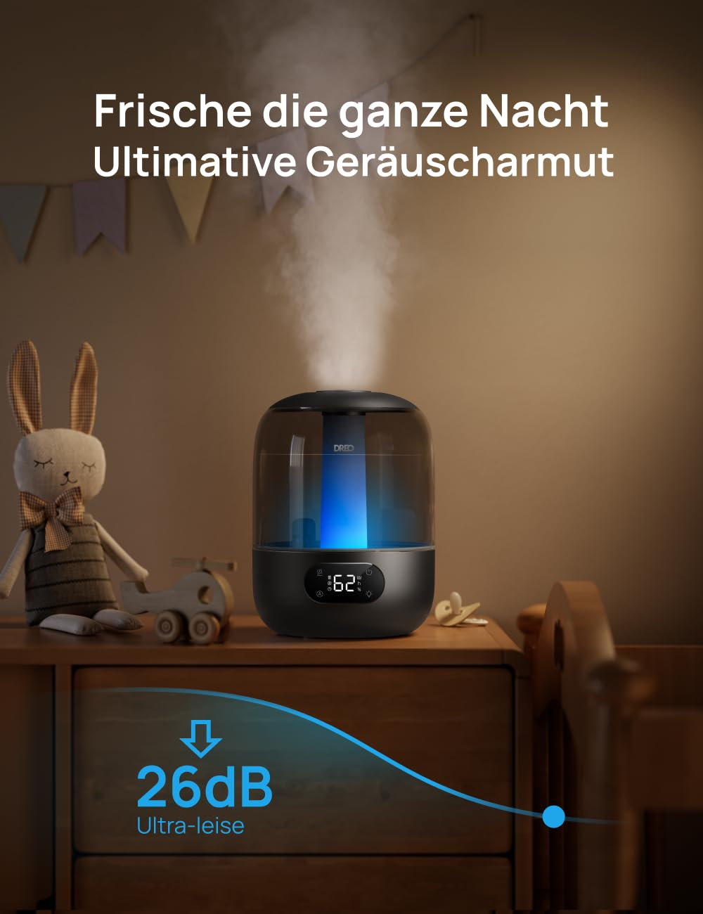 Un umidificatore nero su un tavolo di legno emette nebbia e mostra 26 dB.