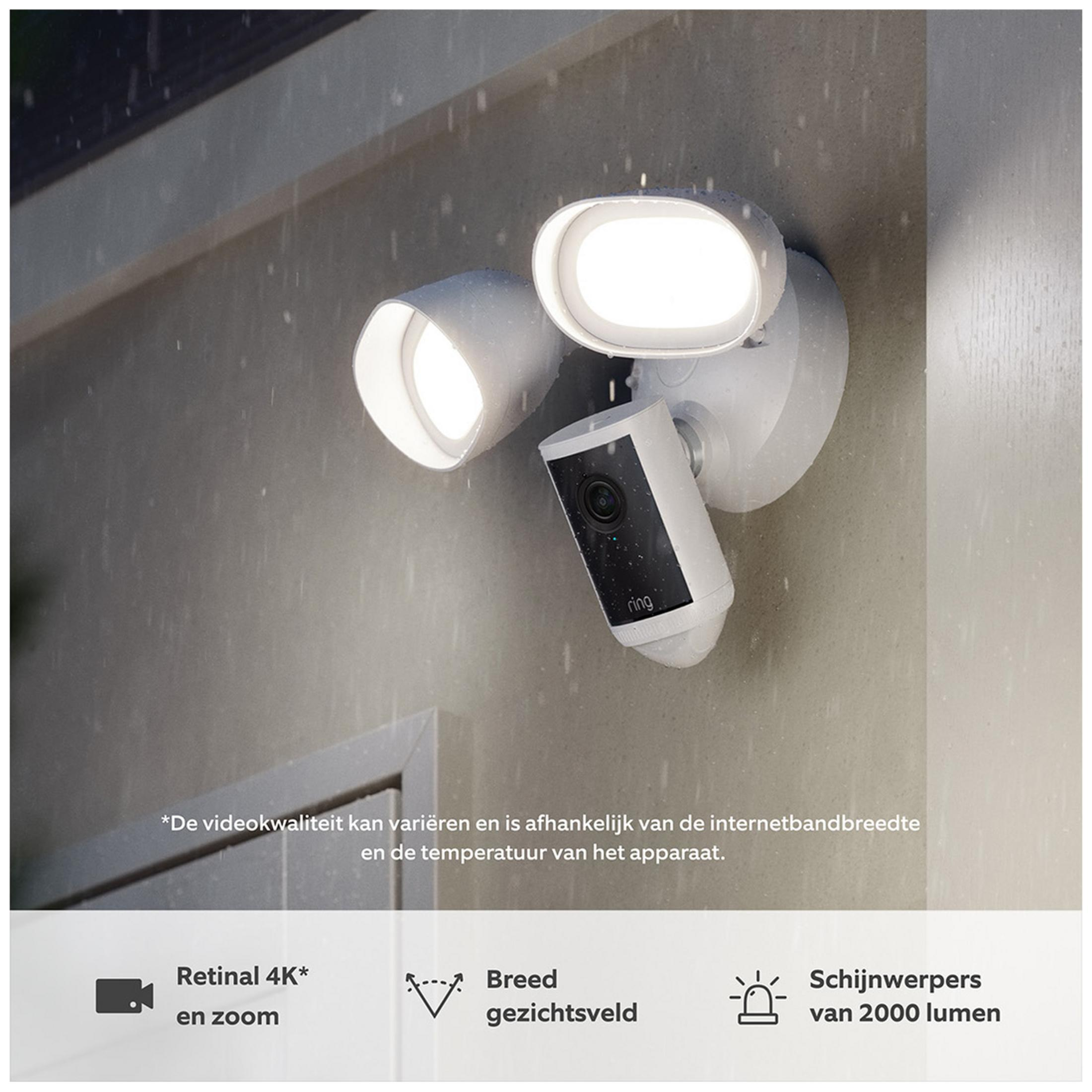 Telecamera di sicurezza bianca resistente all'acqua con due fari LED luminosi montati su una parete esterna mentre piove.