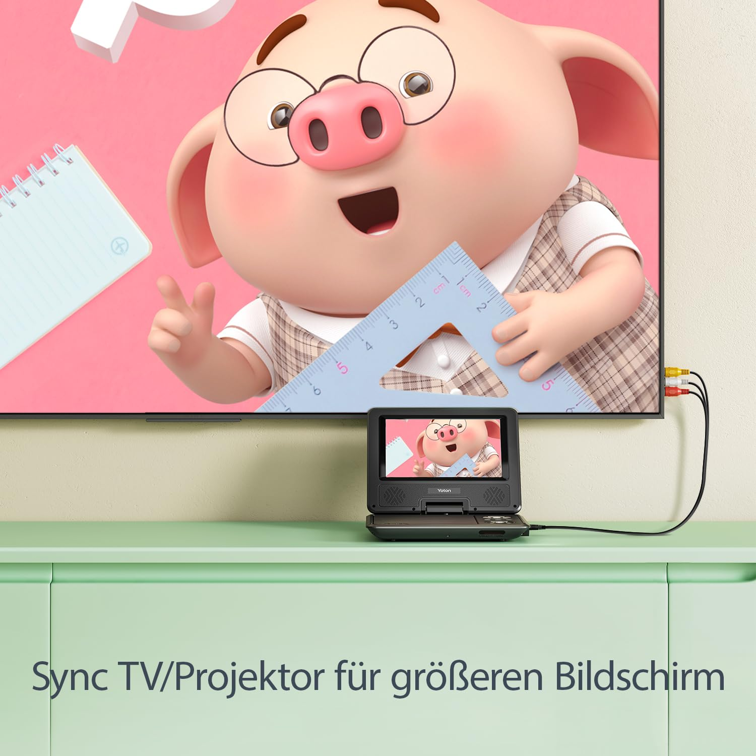 Ein tragbarer DVD-Player ist per Kabel an einen Fernseher angeschlossen, auf dem ein Zeichentrickschwein zu sehen ist.