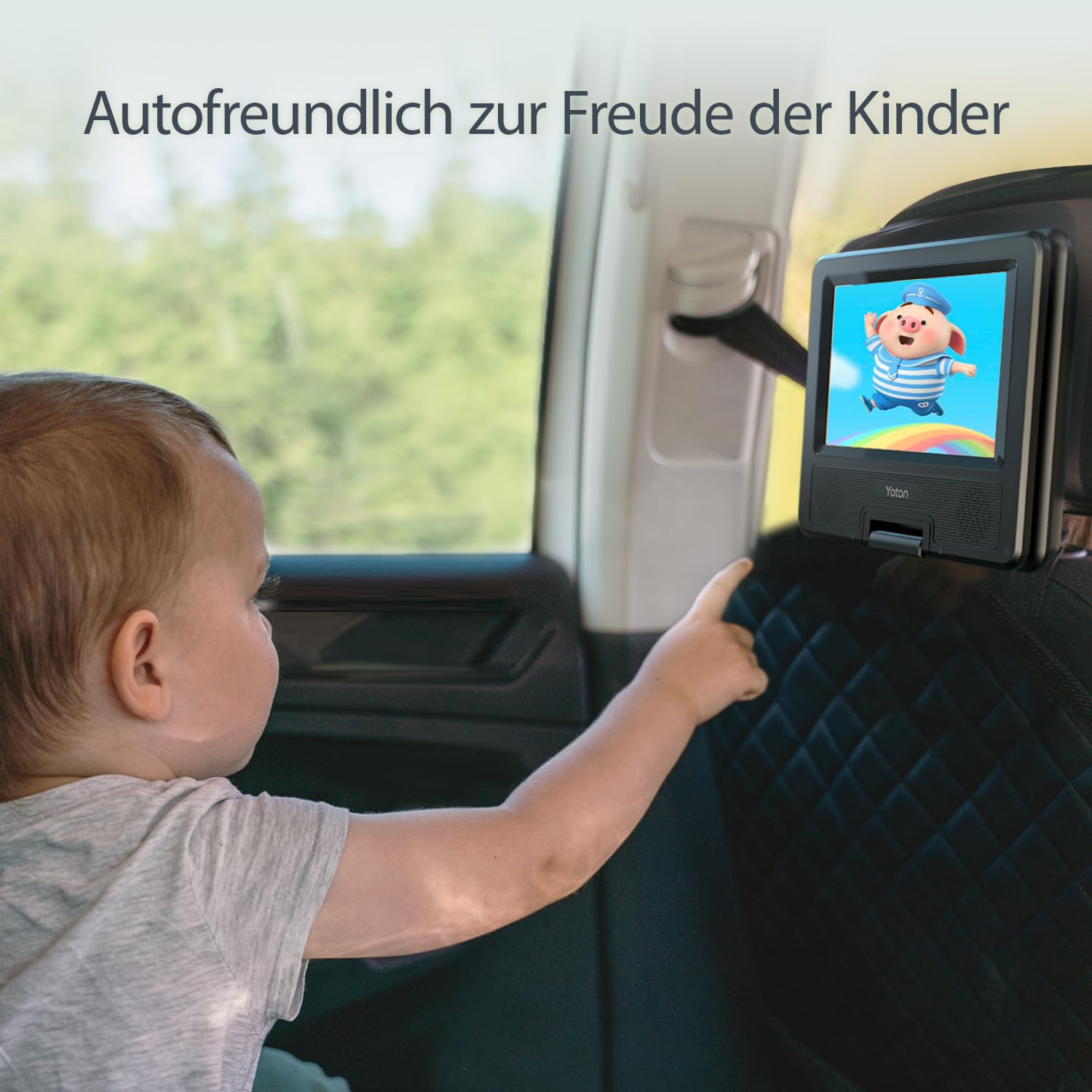 Kleinkind sitzt im Auto und zeigt auf einen Bildschirm am Vordersitz, auf dem ein Schweinchen in Matrosenkleidung zu sehen ist.