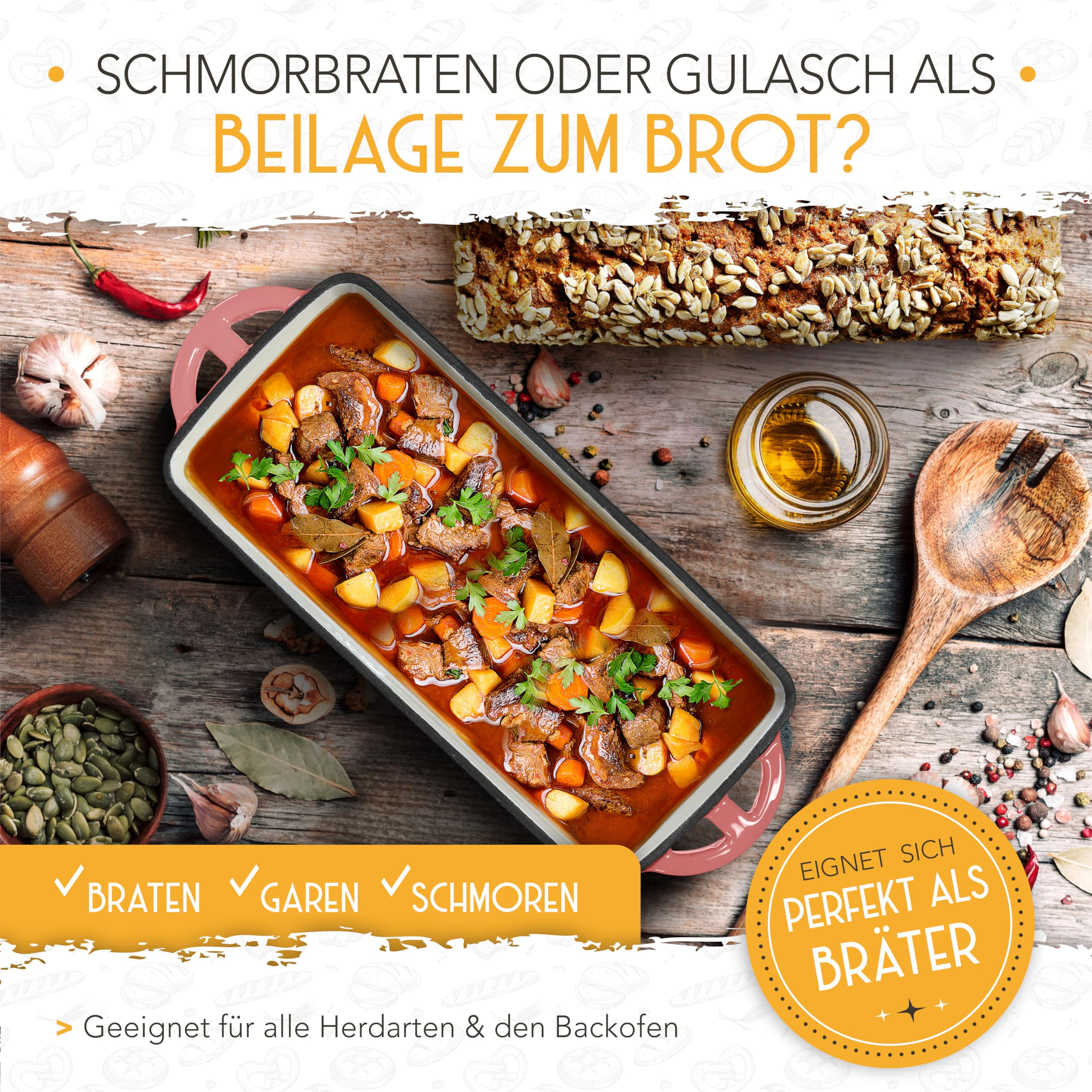 Topf mit Gulasch, Brot und Gewürzen auf Holz.