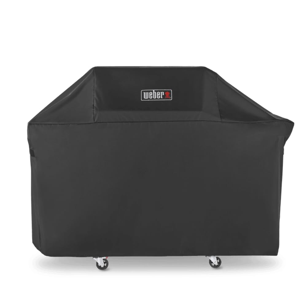 Eine schwarze Weber-Grillabdeckung auf weißem Hintergrund mit dem Weber-Logo vorne.
