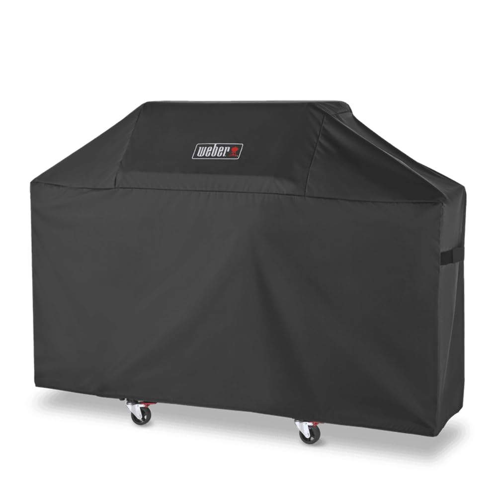 Eine schwarze Weber-Grillabdeckung auf weißem Hintergrund mit Rollenbasis und rotem Logo.