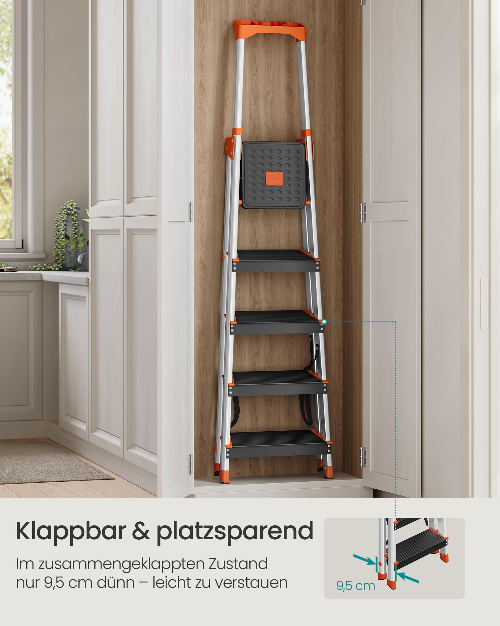 Eine schmale, klappbare Leiter mit orange-schwarzen Stufen steht platzsparend in einem hellen Holzschrank.
