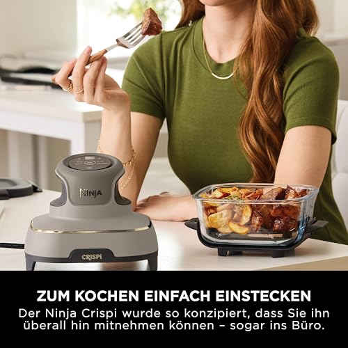 Une femme en t-shirt vert tient une fourchette avec de la nourriture à côté d'un appareil Ninja Crispi gris.
