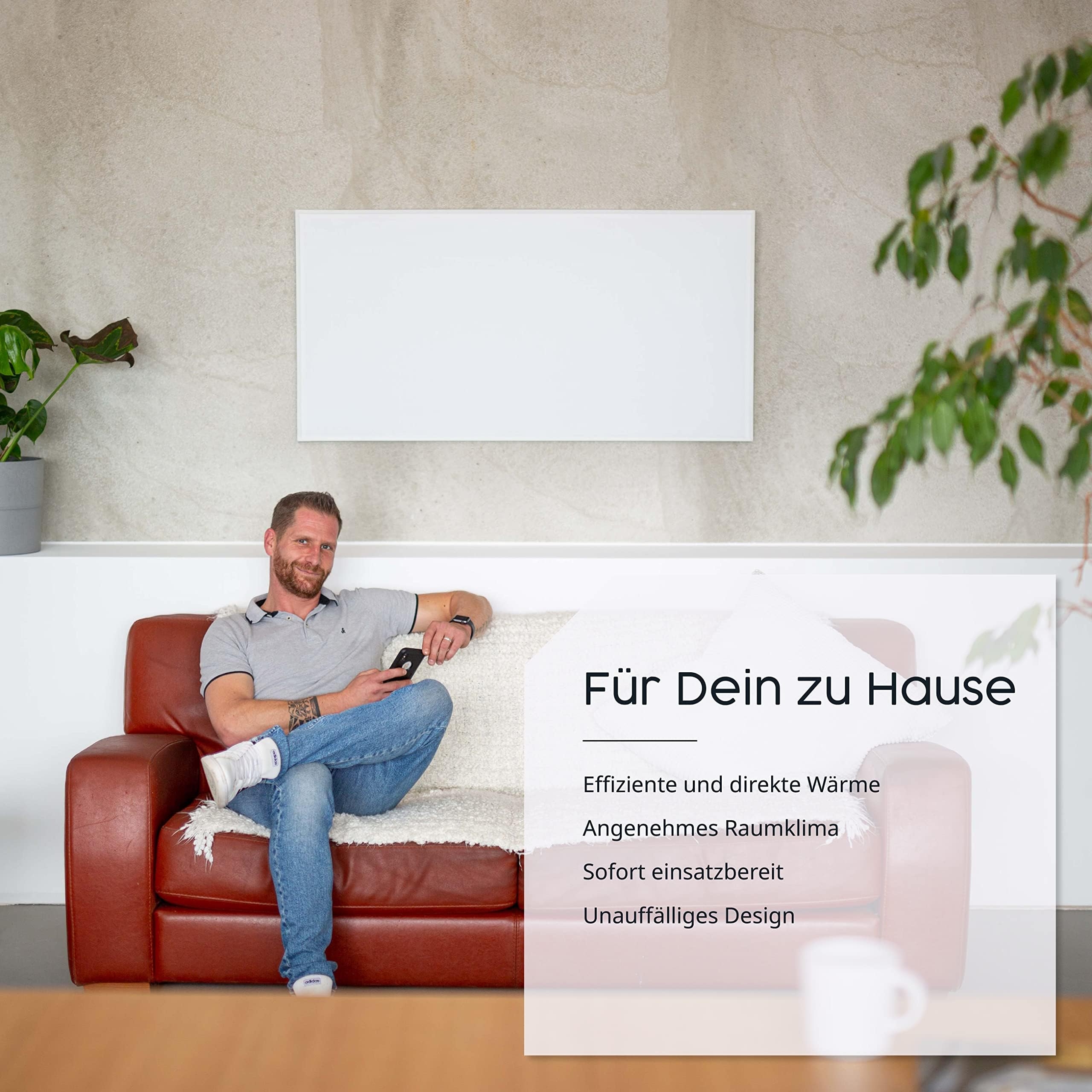 Ein Mann sitzt auf einem braunen Ledersofa vor einer Wand mit weißem Heizpaneel.