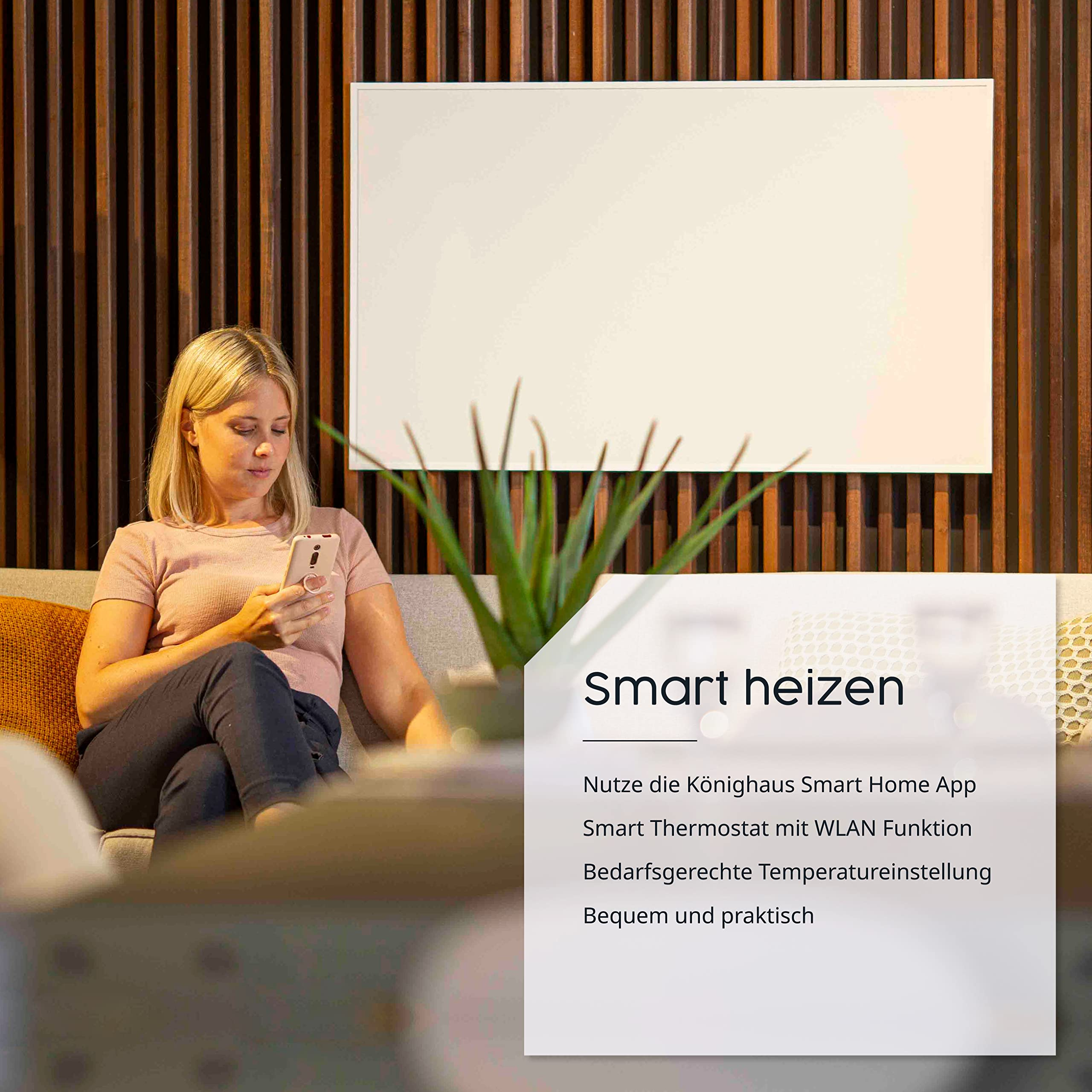 Eine Frau sitzt auf einem Sofa vor einer Holzlattenwand und bedient ihr Smartphone. Rechts ist deutscher Text eingeblendet.