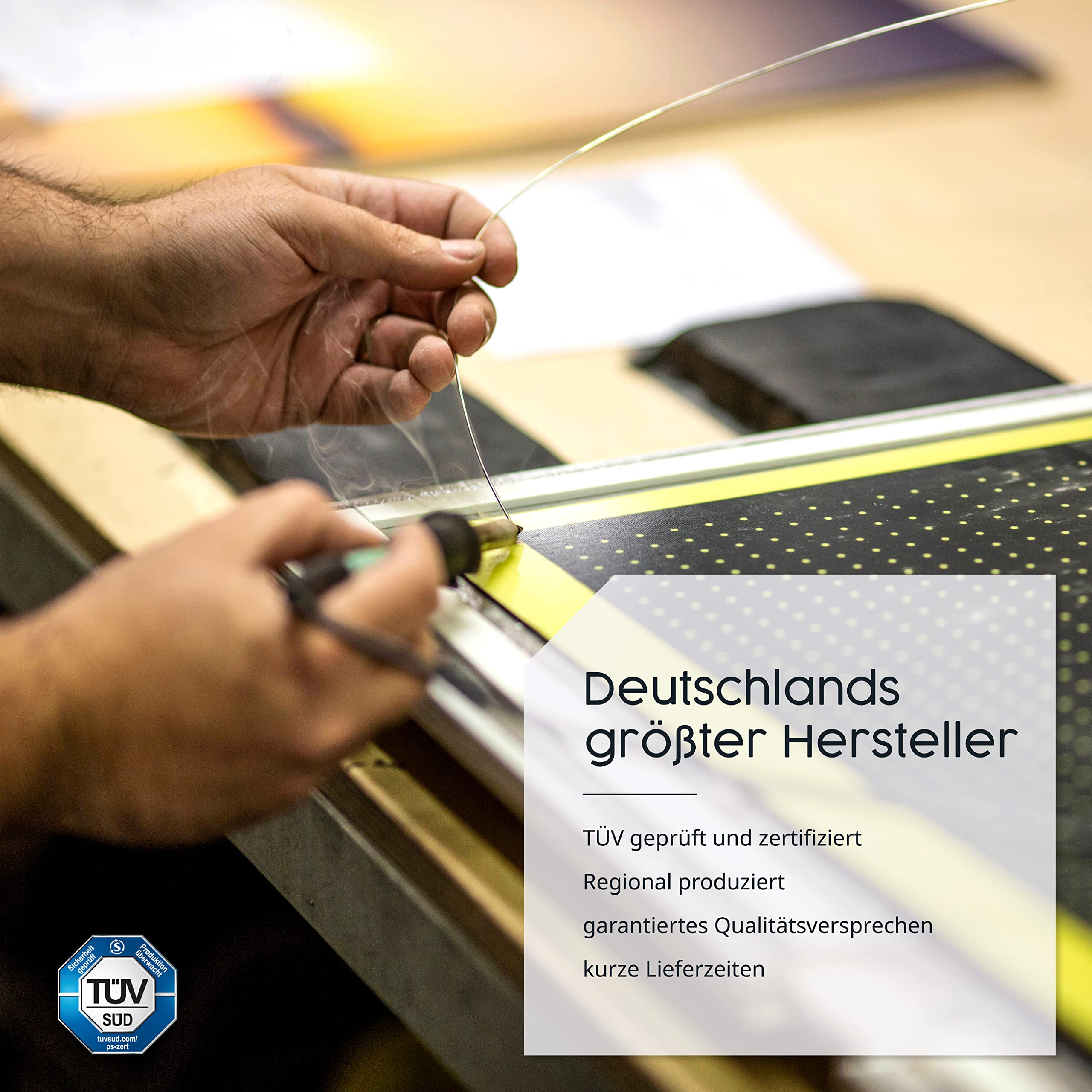 Ein Arbeiter lötet ein Solarmodul mit einem feinen Draht, begleitet von Text auf Deutsch.