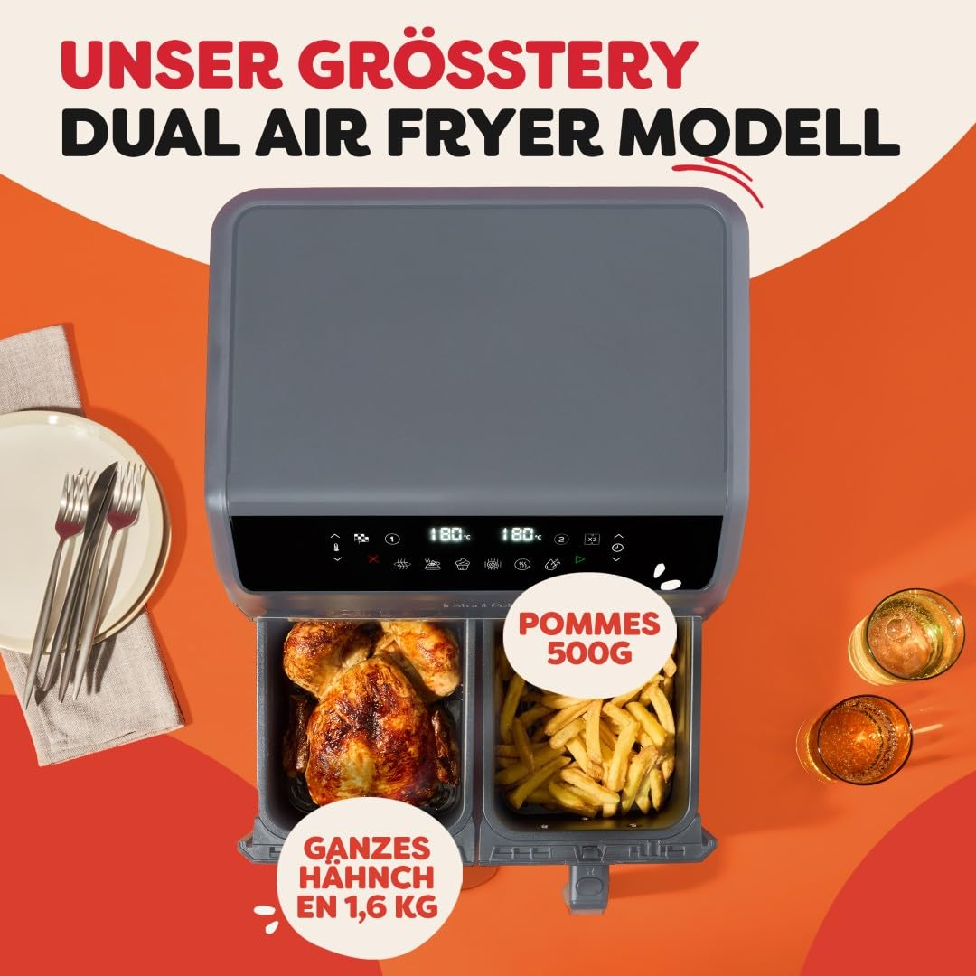 Une friteuse à air avec un poulet rôti à gauche et des frites à droite, vue du dessus.