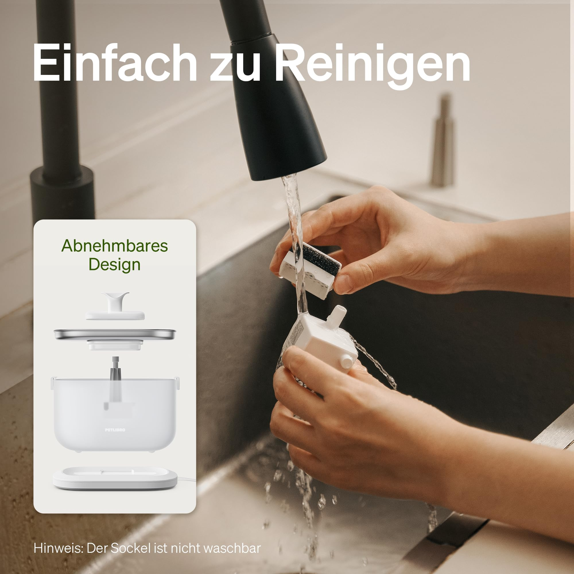 Jemand wäscht Teile eines Katzenbrunnens unter dem Wasserhahn in einer Spüle.