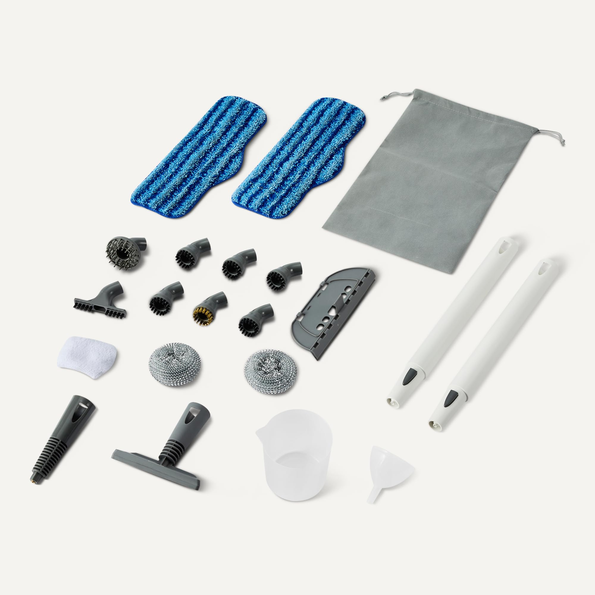 Un ensemble d'accessoires pour nettoyeur vapeur avec brosses, patins, sac de rangement gris et tubes blancs.