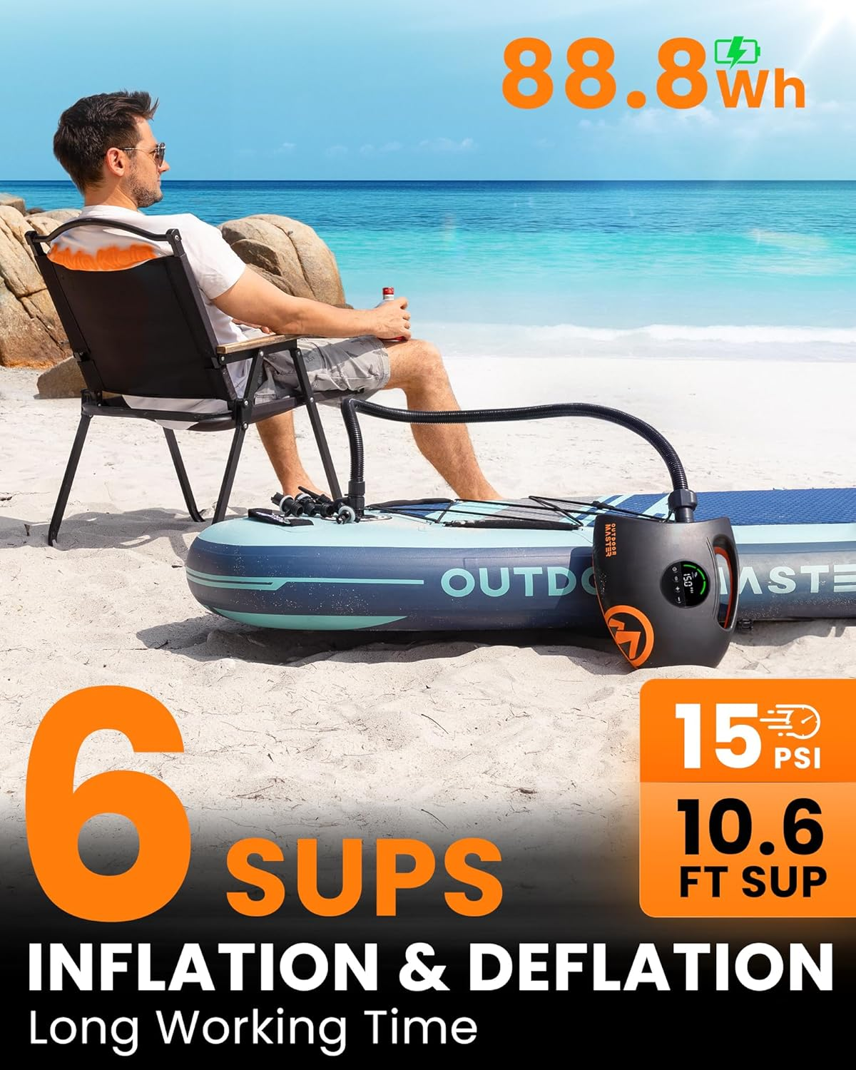 Un homme assis sur une chaise de plage regarde les vagues, avec une pompe à air près d'une planche de paddle.