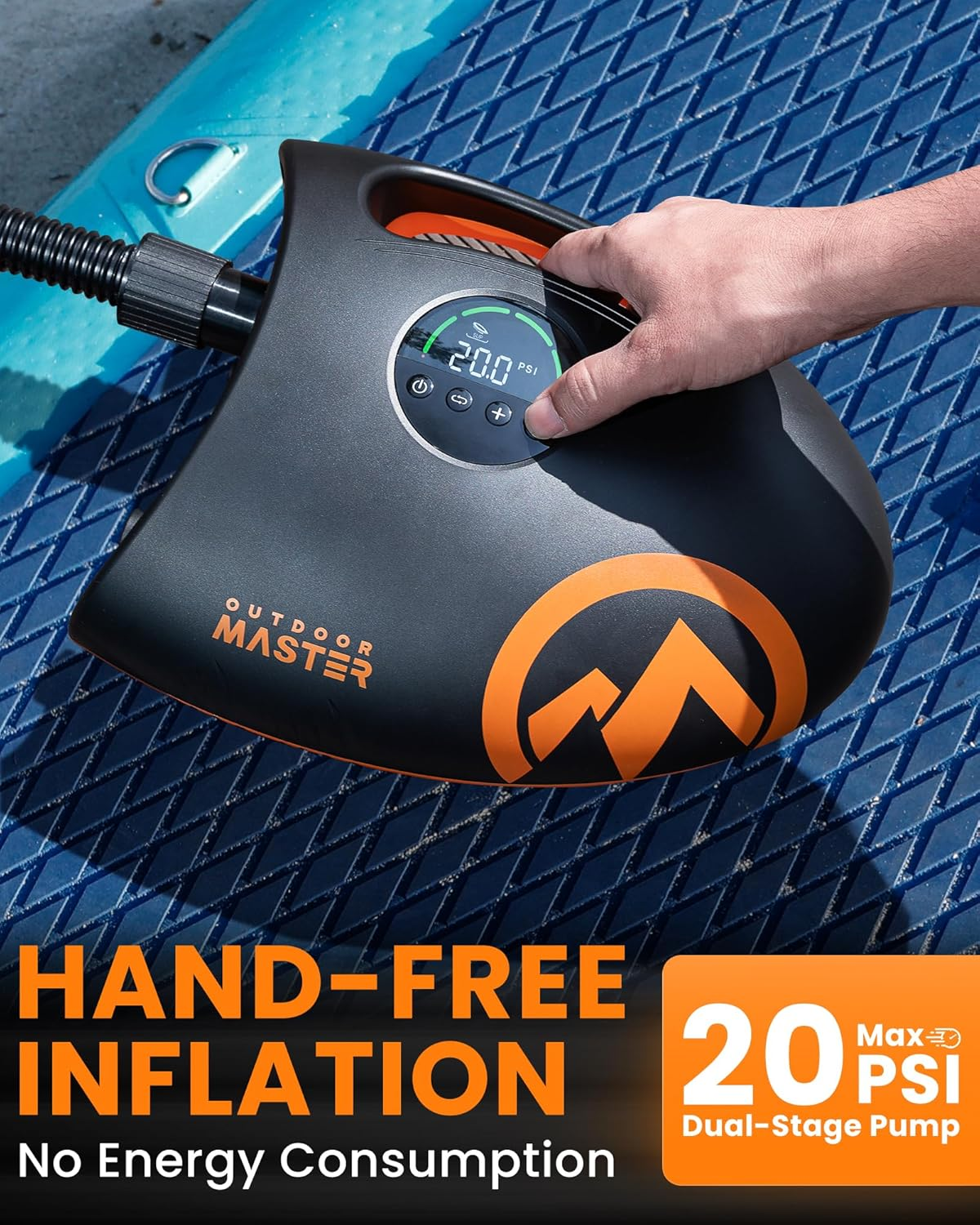 Une main appuie sur un bouton d'une pompe électrique Outdoor Master noire et orange sur un paddle bleu.