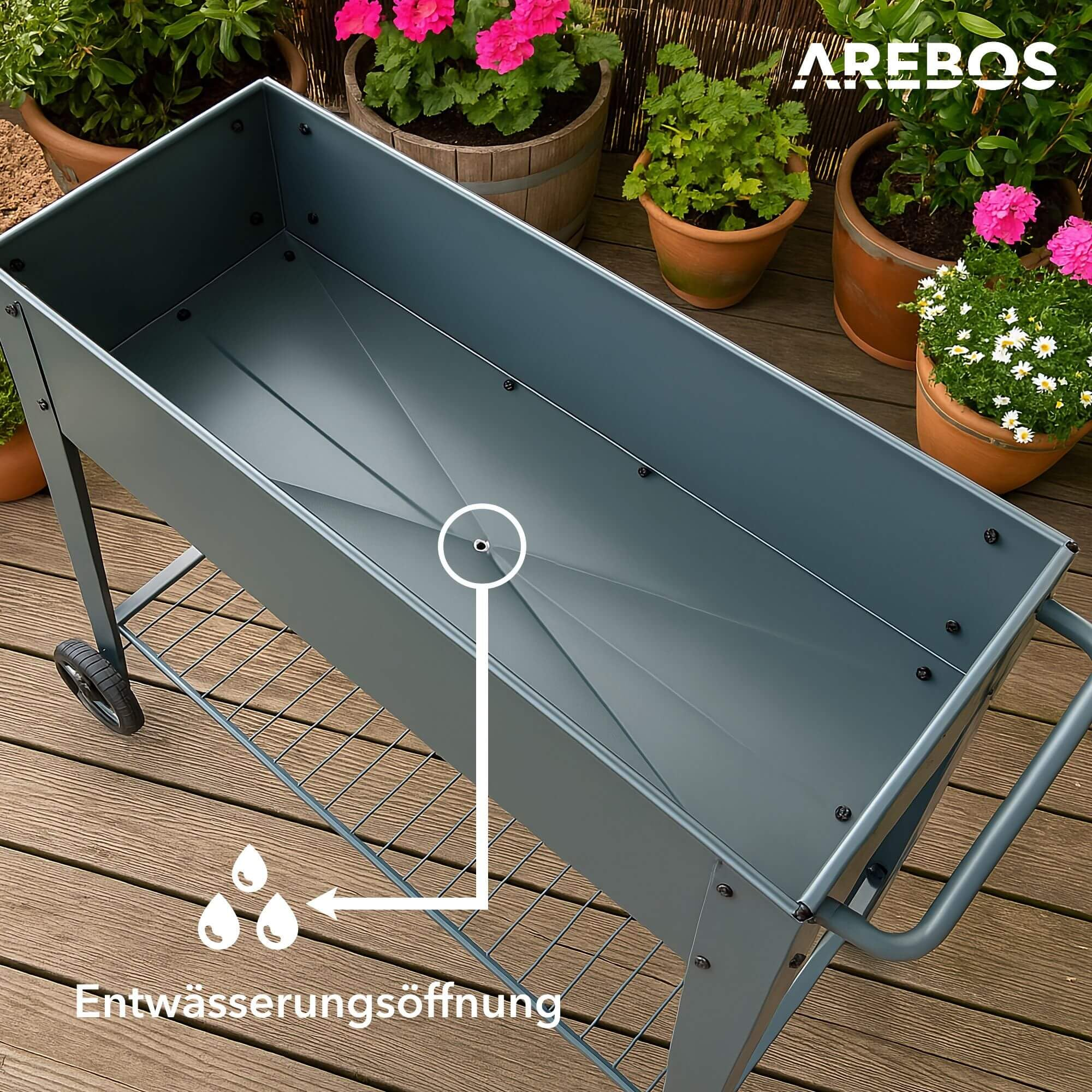 Carré potager gris sur roues avec étagère et trou de drainage sur une terrasse en bois.