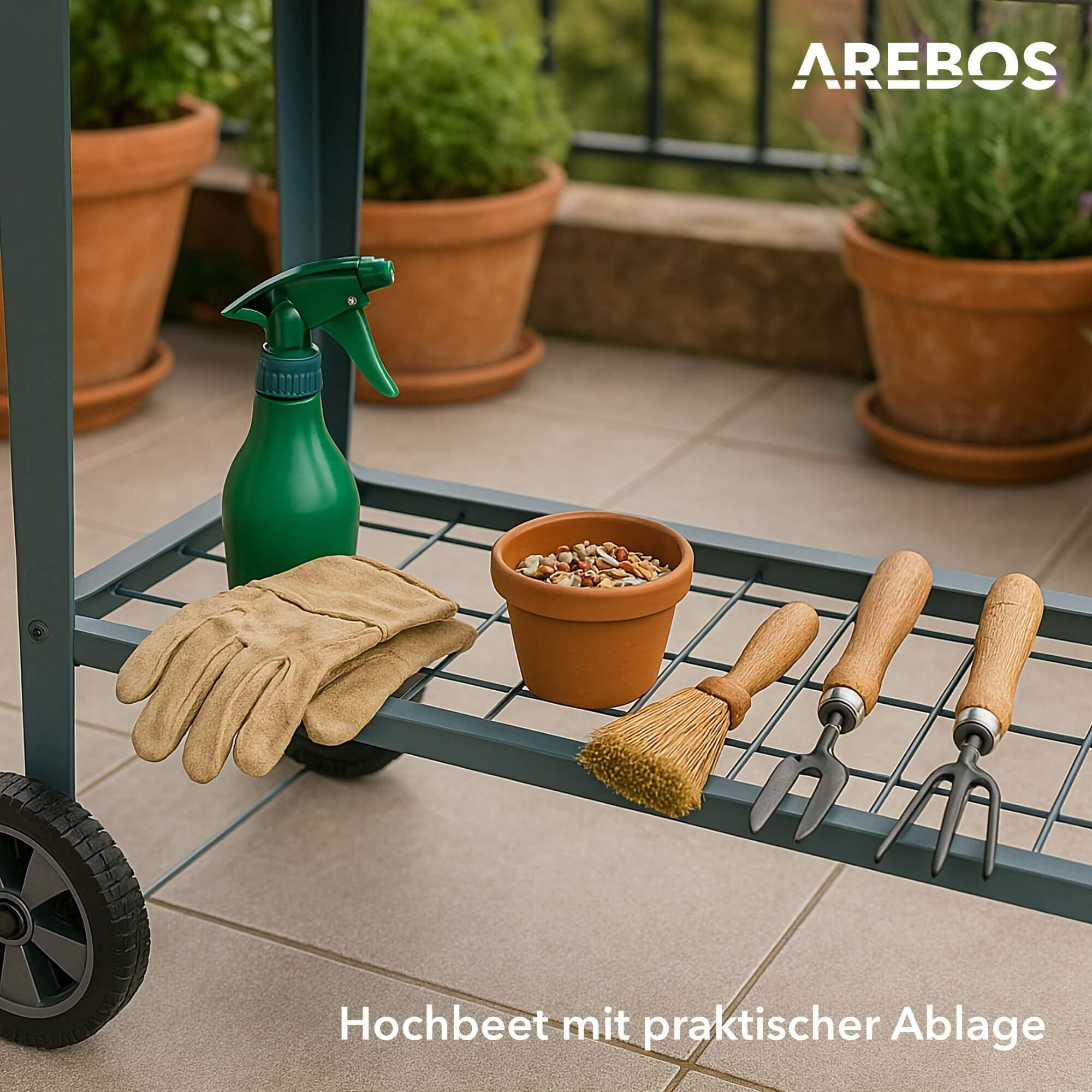 Une étagère de chariot de jardin grise contient un vaporisateur vert, des gants, un pot de graines et des outils.