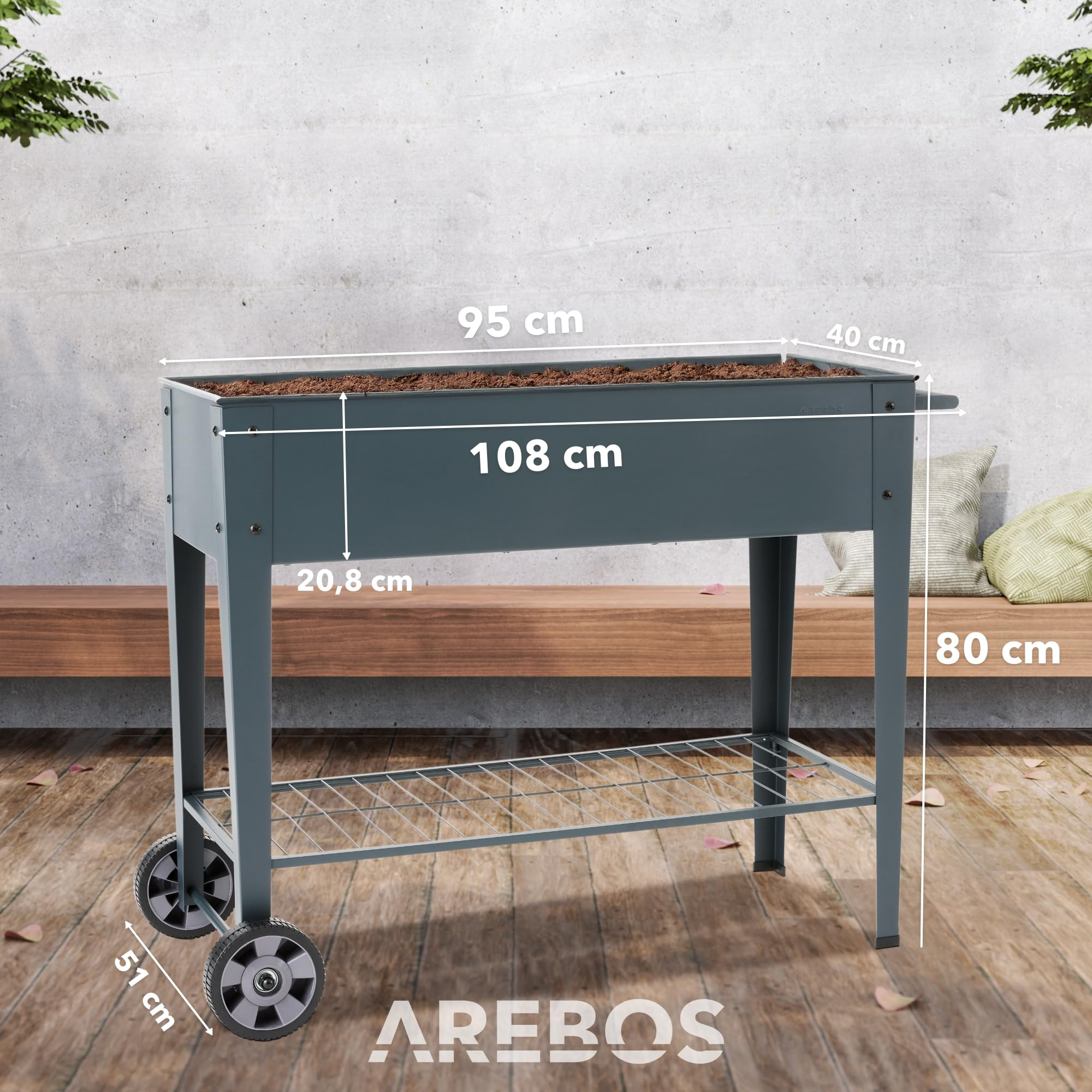 Potager surélevé gris à roulettes avec dimensions devant un mur en béton et une terrasse en bois.