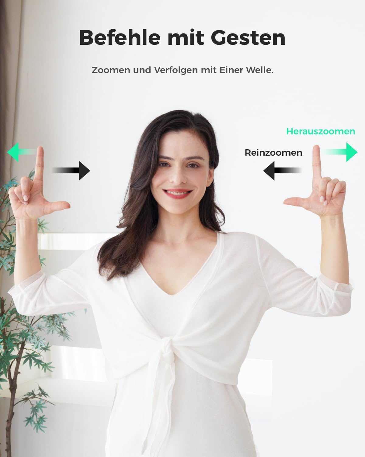 Una donna in bianco mostra gesti con le mani per zoomare con frecce e testo.