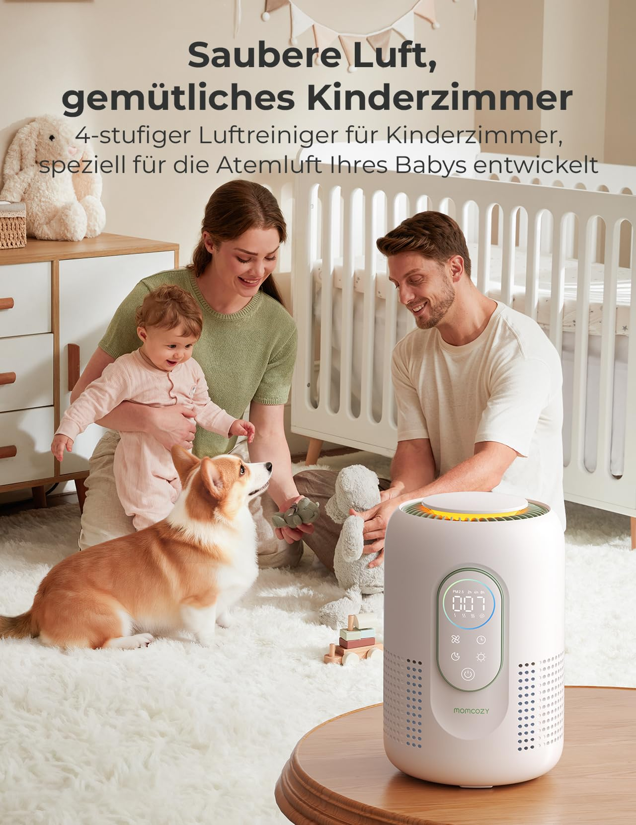 Eine glückliche Familie mit Baby, Hund und Luftreiniger im Kinderzimmer.