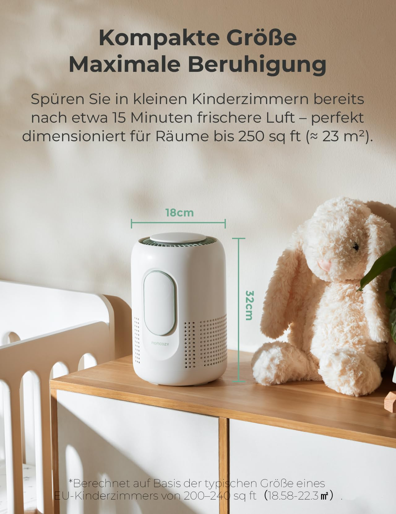 Weißer Luftreiniger auf einem Schrank neben einem Plüschhasen und Text.