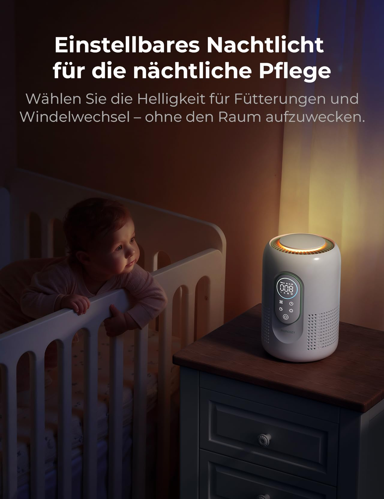 Ein weißes Luftreinigungsgerät mit warmem Nachtlicht steht auf einem Nachttisch neben einem Babybett.