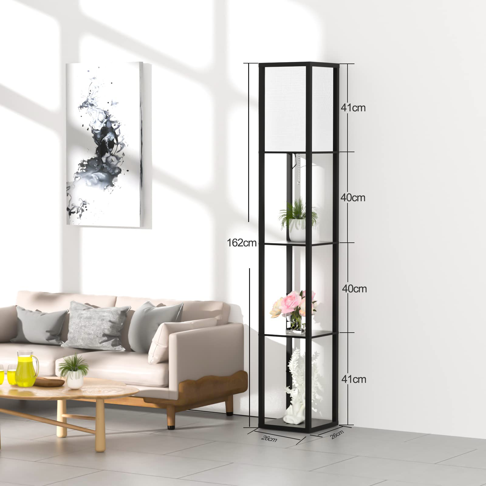 Moderna lampada da terra nera con ripiani integrati, alta 162 cm, in un soggiorno luminoso.