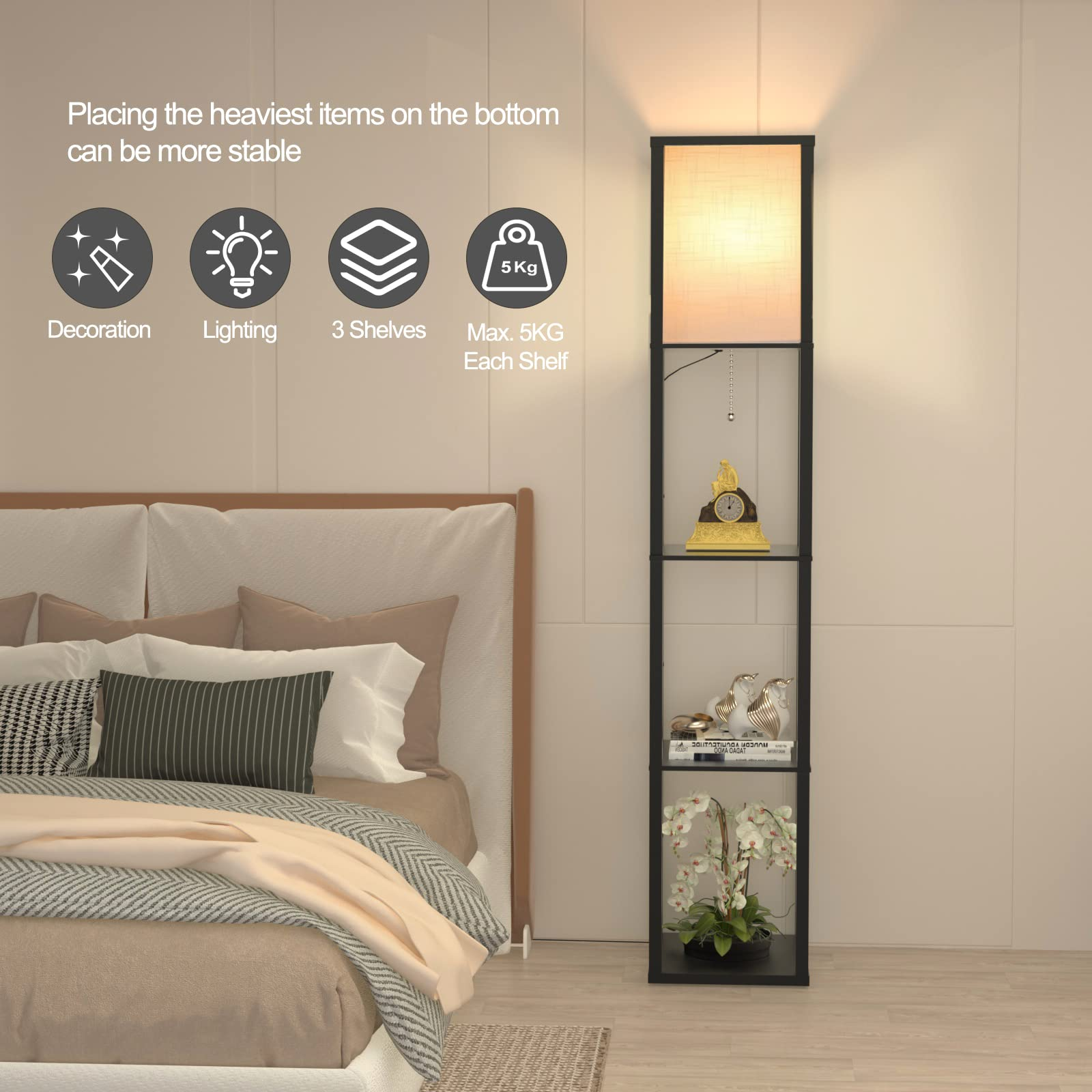 Una lampada da terra nera con tre ripiani si trova accanto a un letto in una camera da letto moderna.