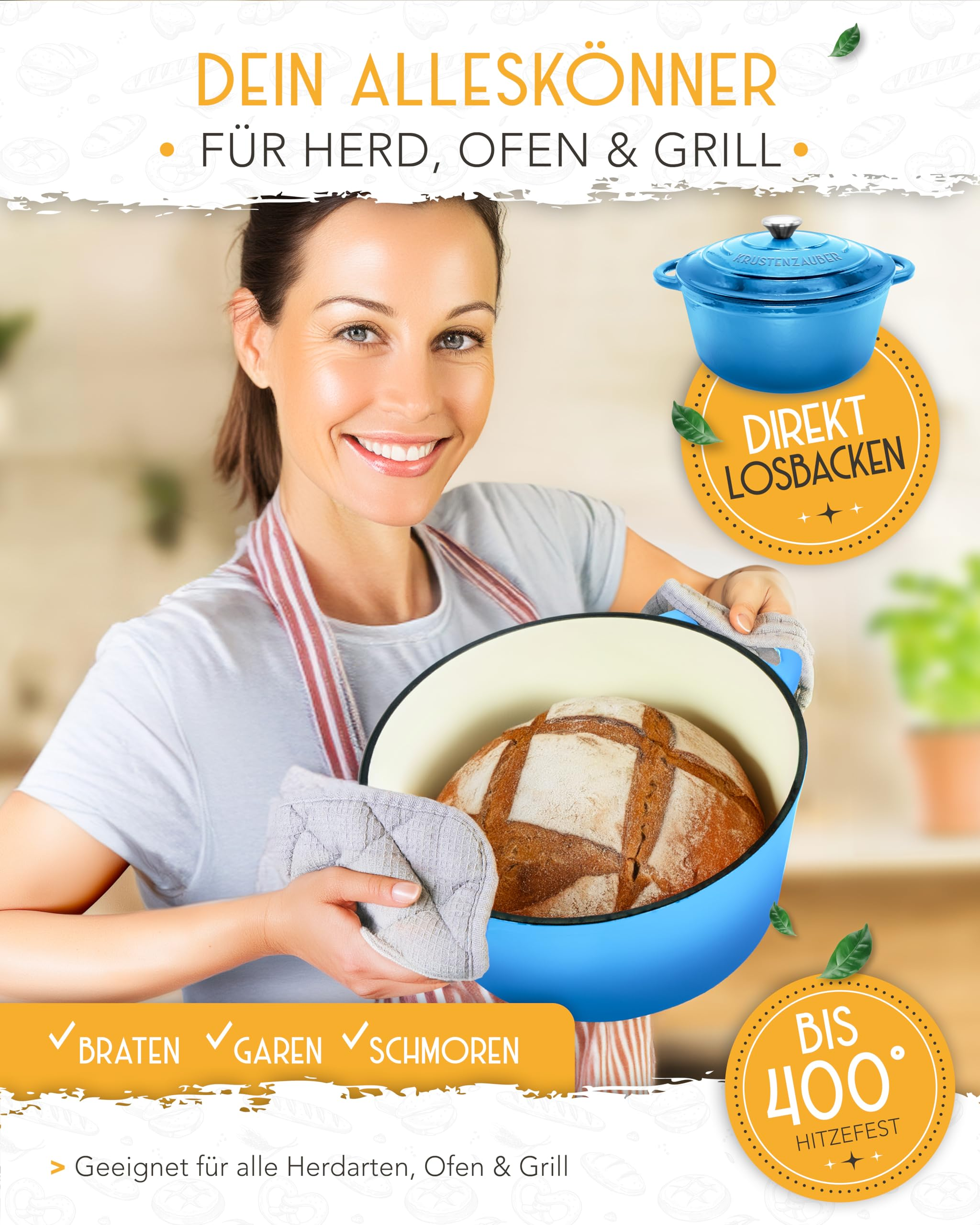Eine lächelnde Frau hält einen blauen Topf mit frisch gebackenem Brot in einer Küche.