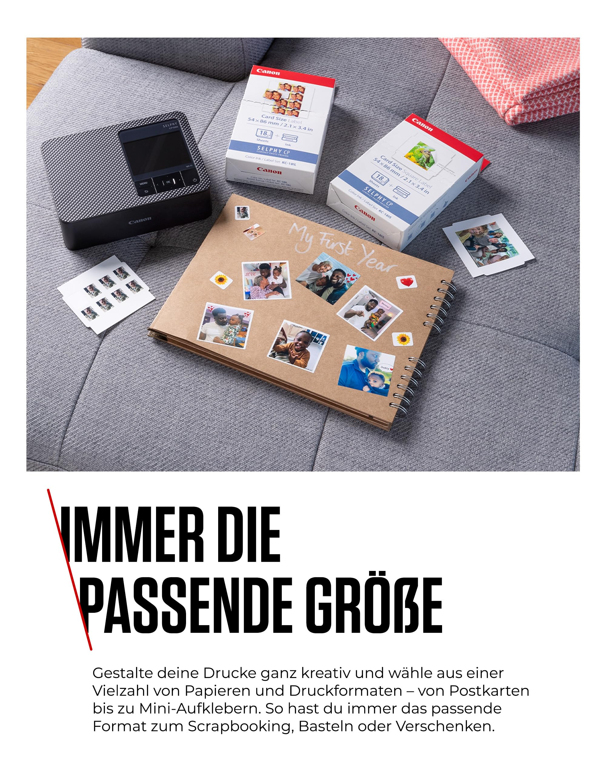 Ein Canon Selphy Drucker, Fotopapier und ein liebevoll gestaltetes Scrapbook auf einem grauen Sofa.