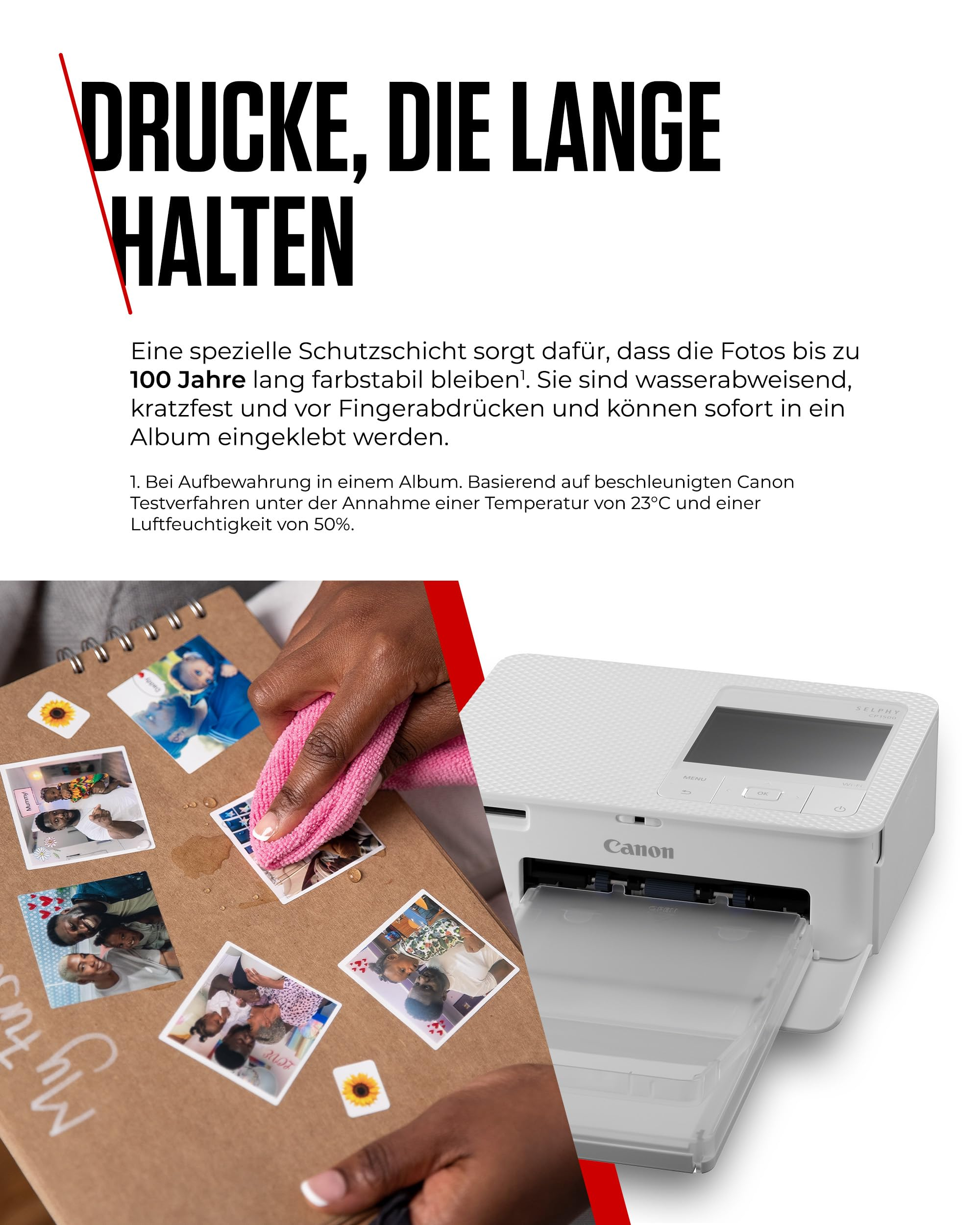 Ein weißer Canon-Drucker daneben wird ein Fotoalbum mit gedruckten Bildern und Wassertropfen mit einem Tuch abgewischt.