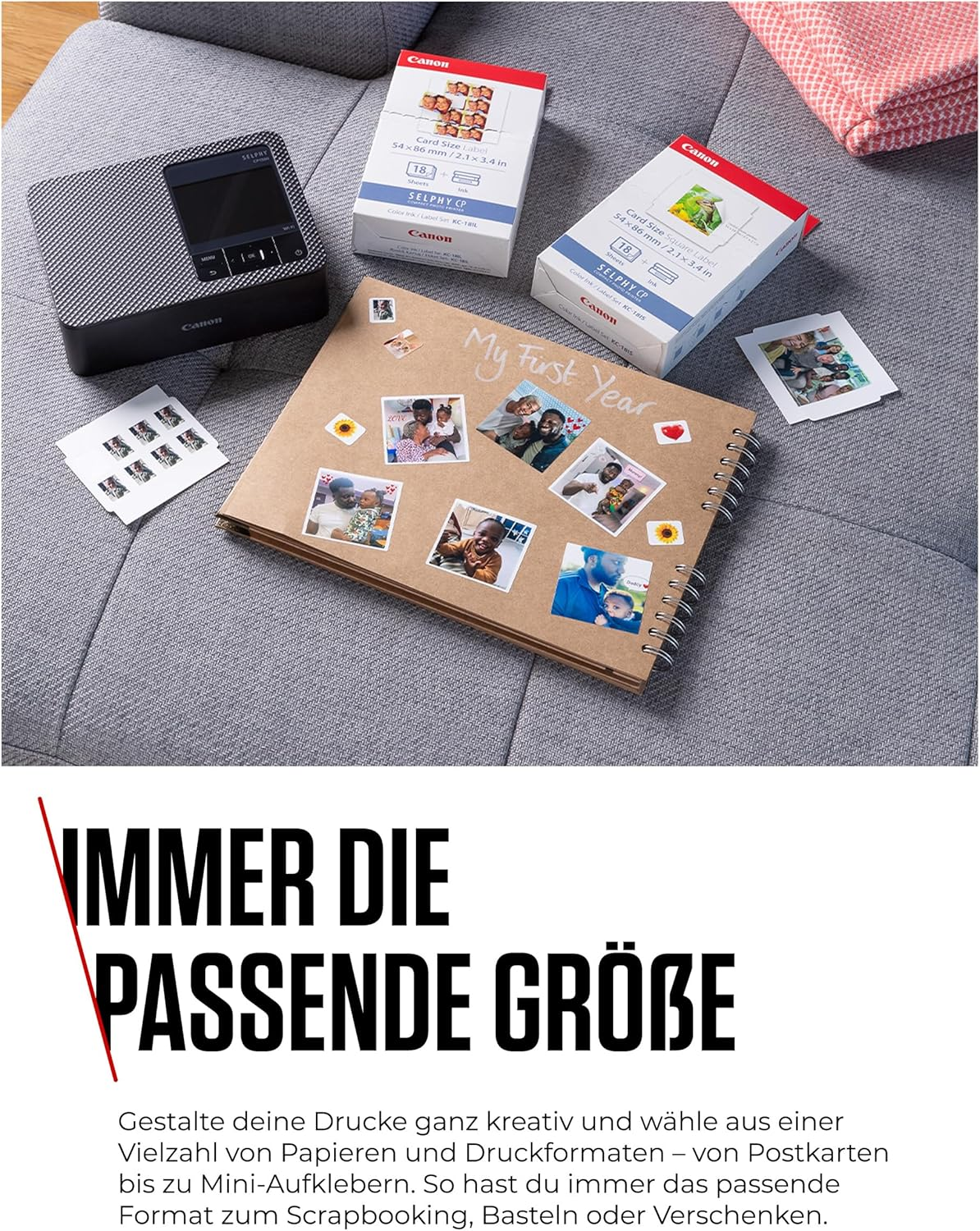 Ein Canon Selphy Drucker mit Fotoboxen und einem Scrapbook voller kleiner Fotos auf einer grauen Couch.