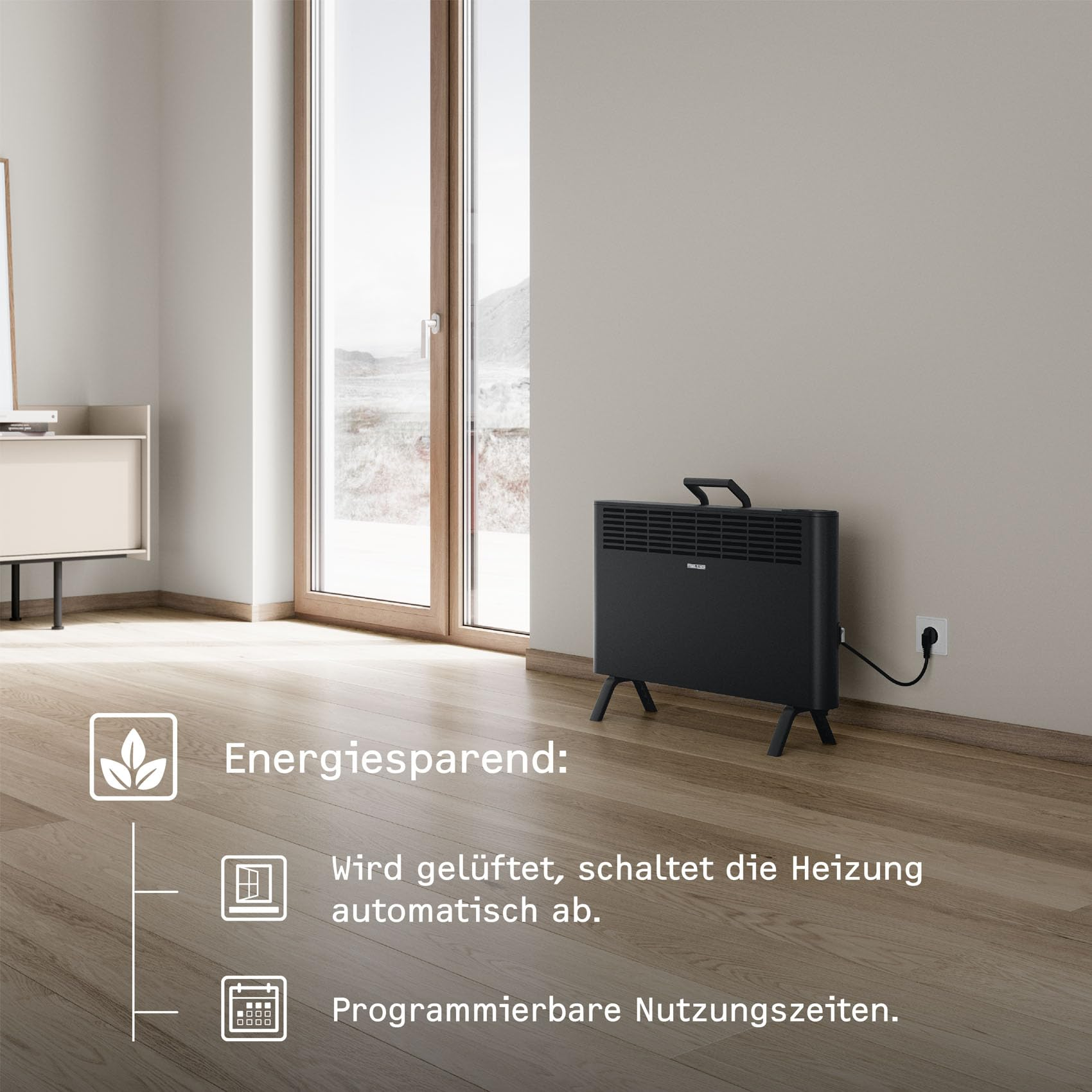 Un convettore nero su pavimento in legno davanti a una parete, con grafiche di testo sul risparmio energetico.