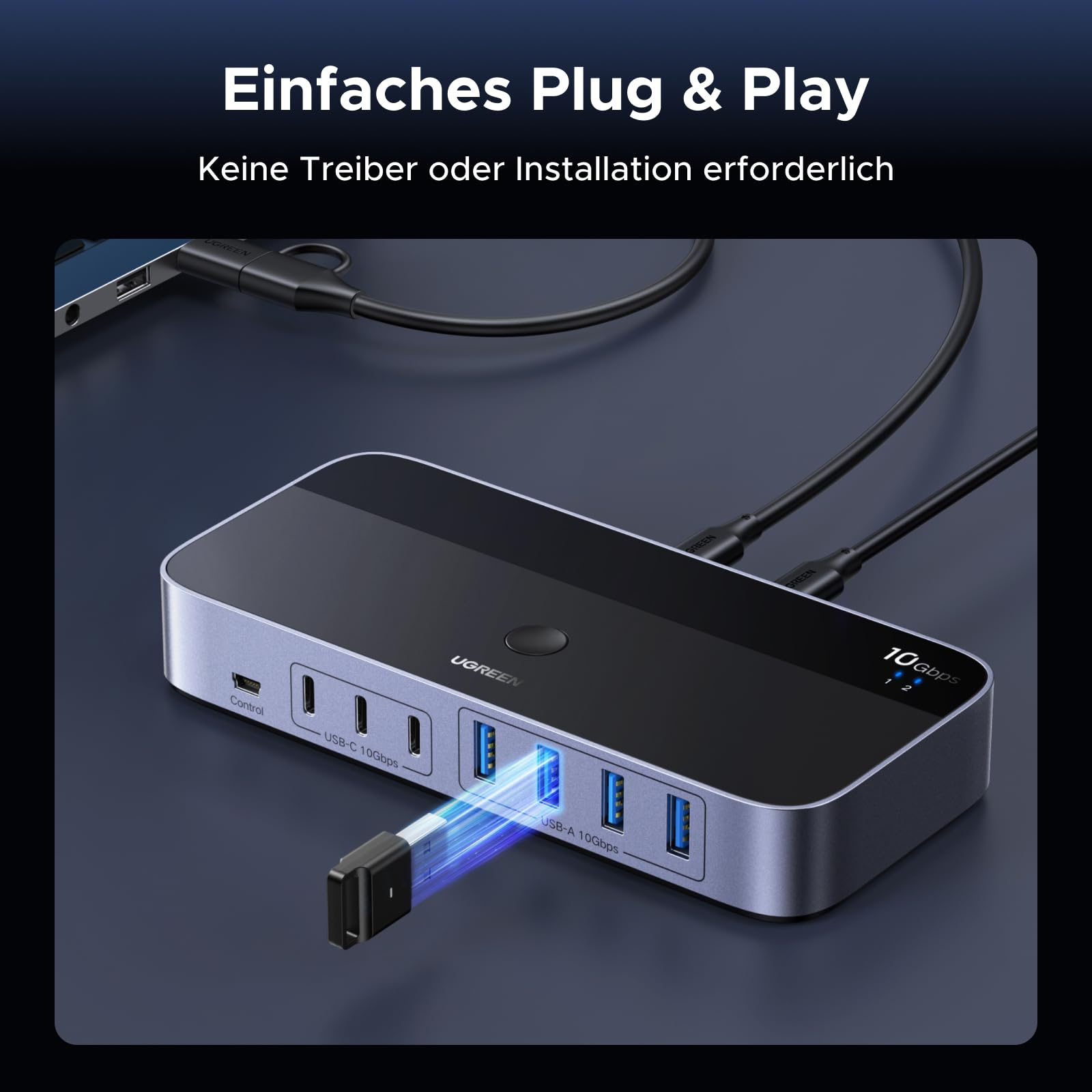Un hub USB Ugreen argentato con porte multiple USB-C e USB-A e cavi collegati.