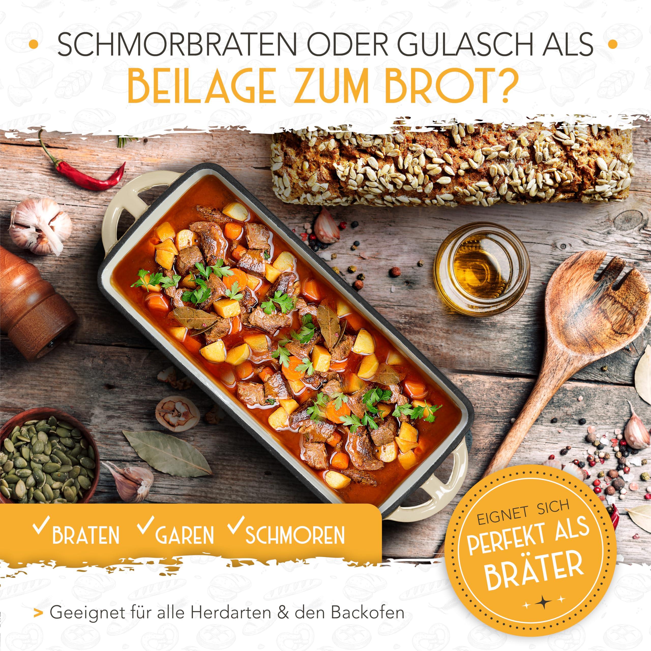 Eintopf in einem Keramiktopf mit Brot, Gewürzen und Holzlöffel auf Holztisch.