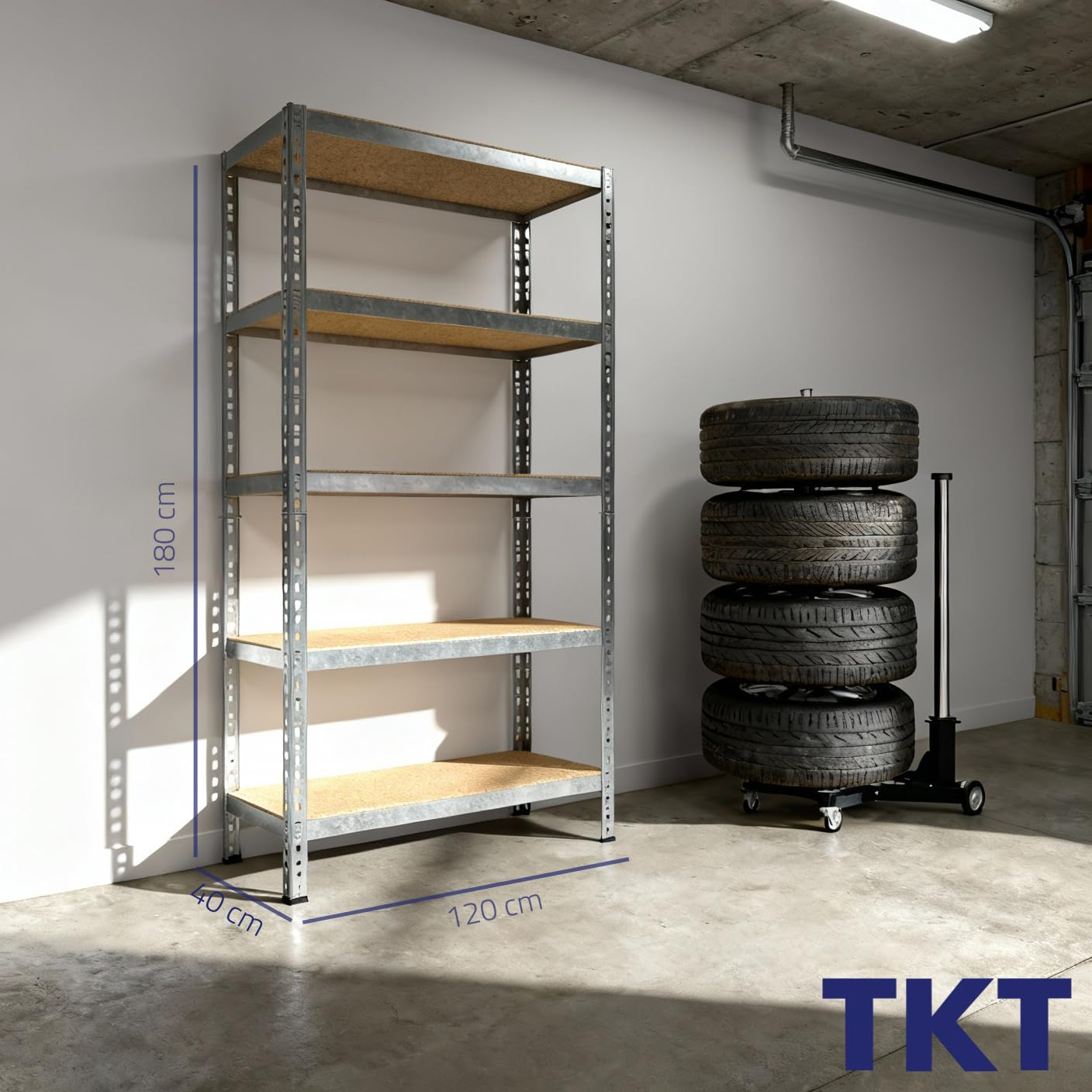 Ein großes Metallregal mit Maßen und ein Reifenstapel auf Rollen in einer Garage.